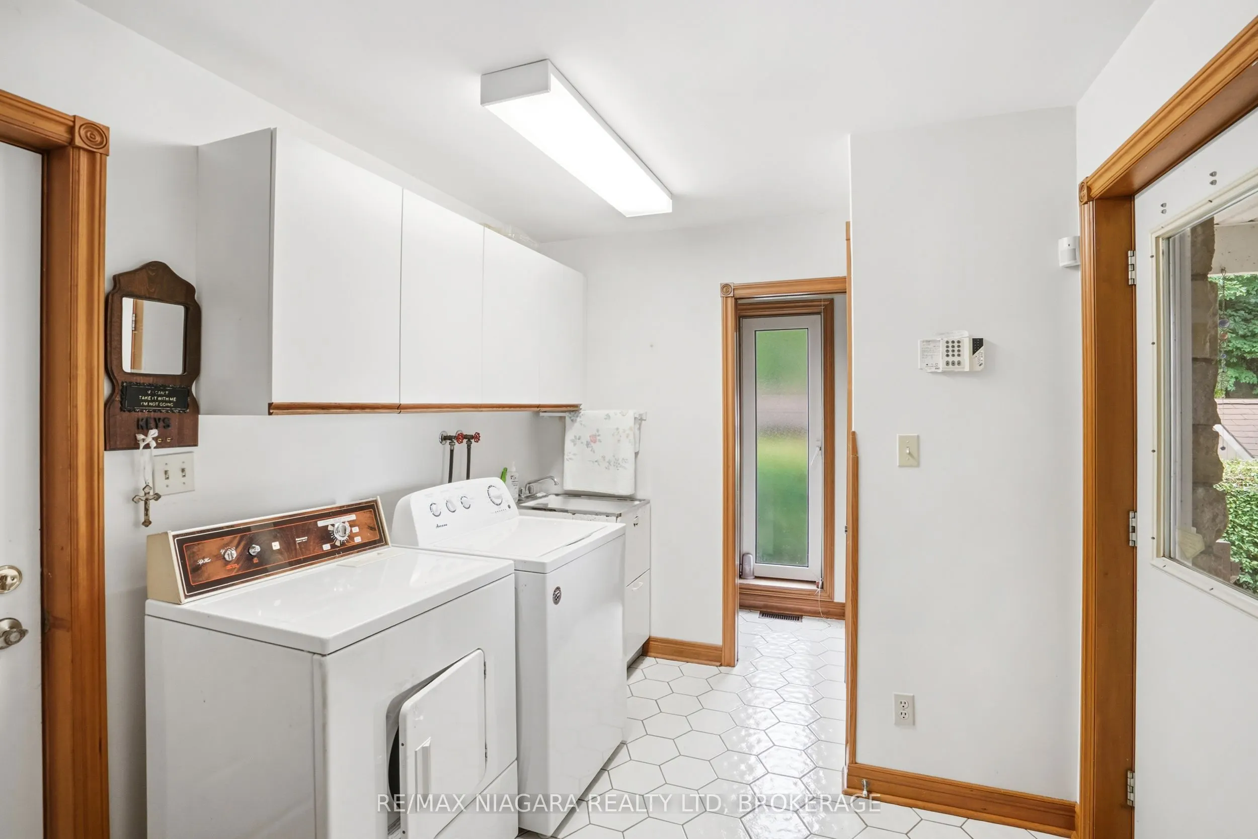 599 Lakeshore Road E