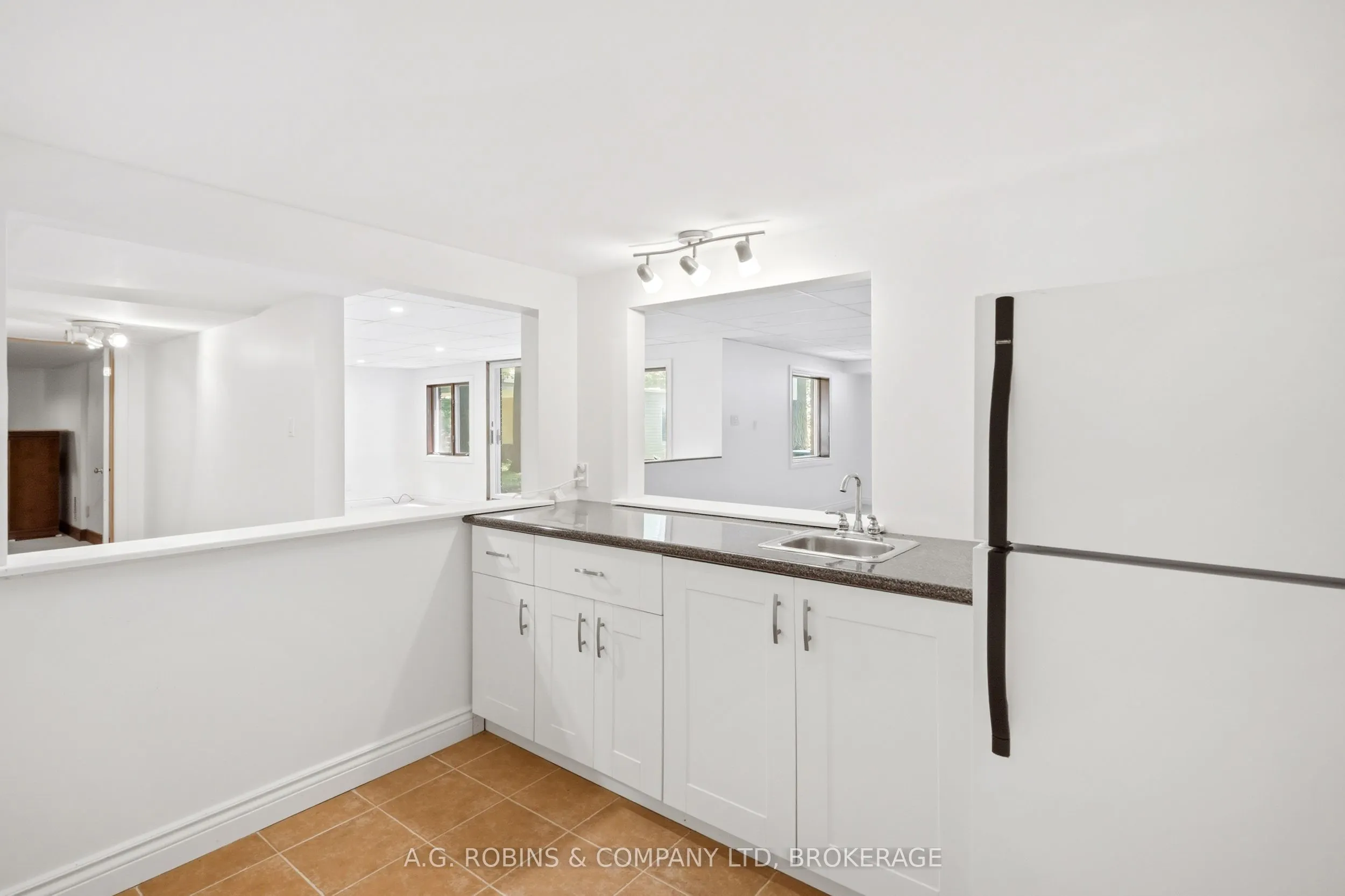 559 Lakeshore Road E