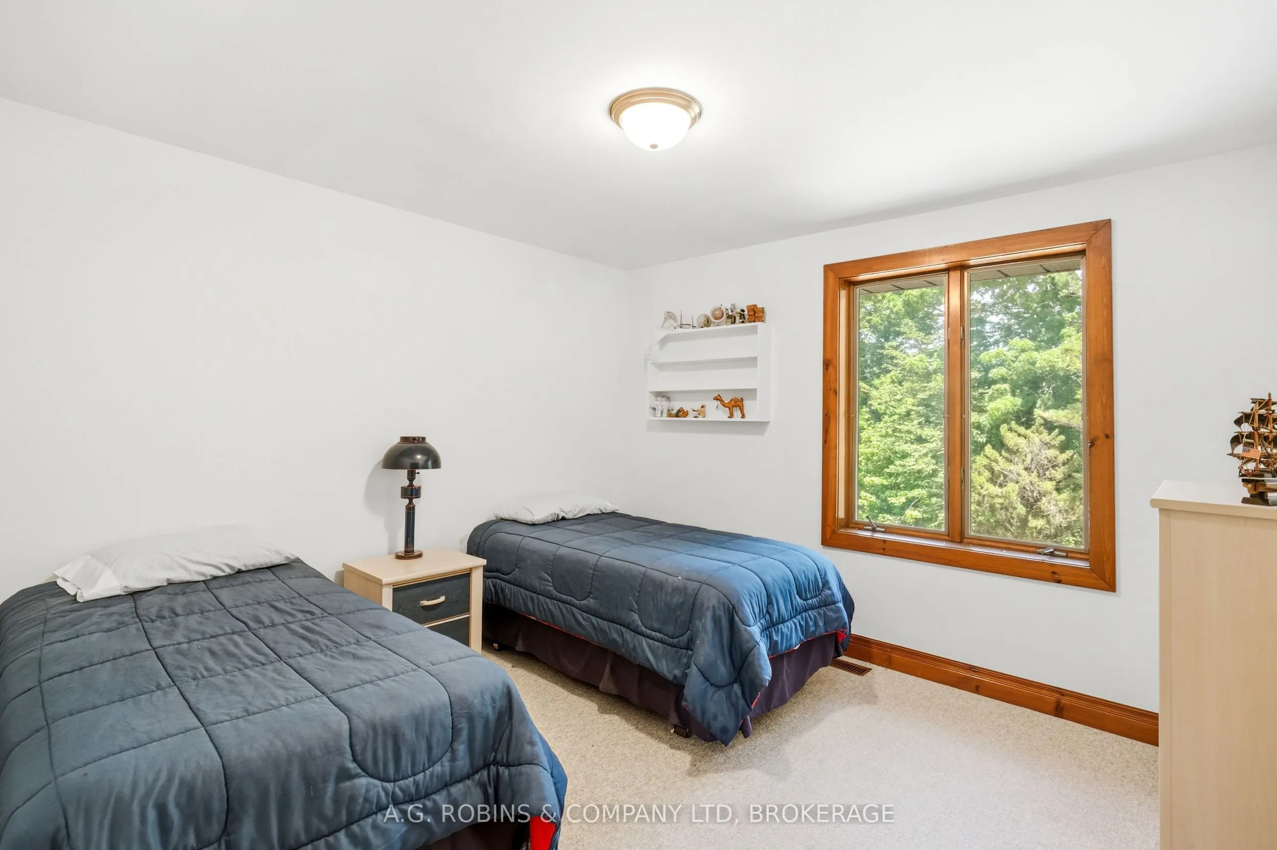 559 Lakeshore Road E