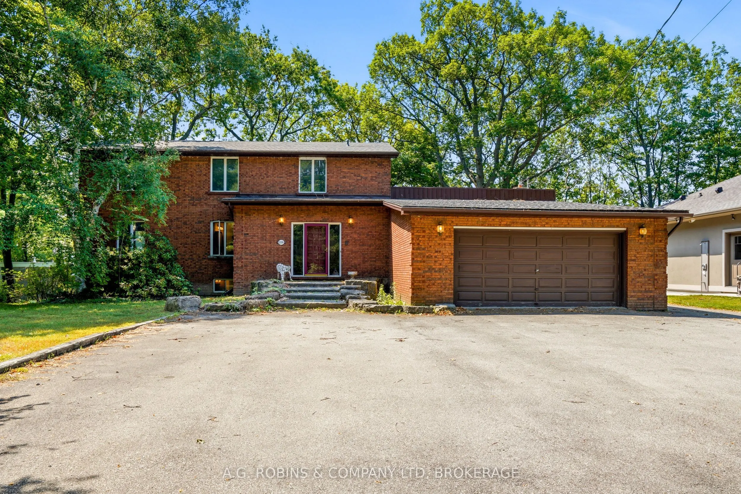 559 Lakeshore Road E
