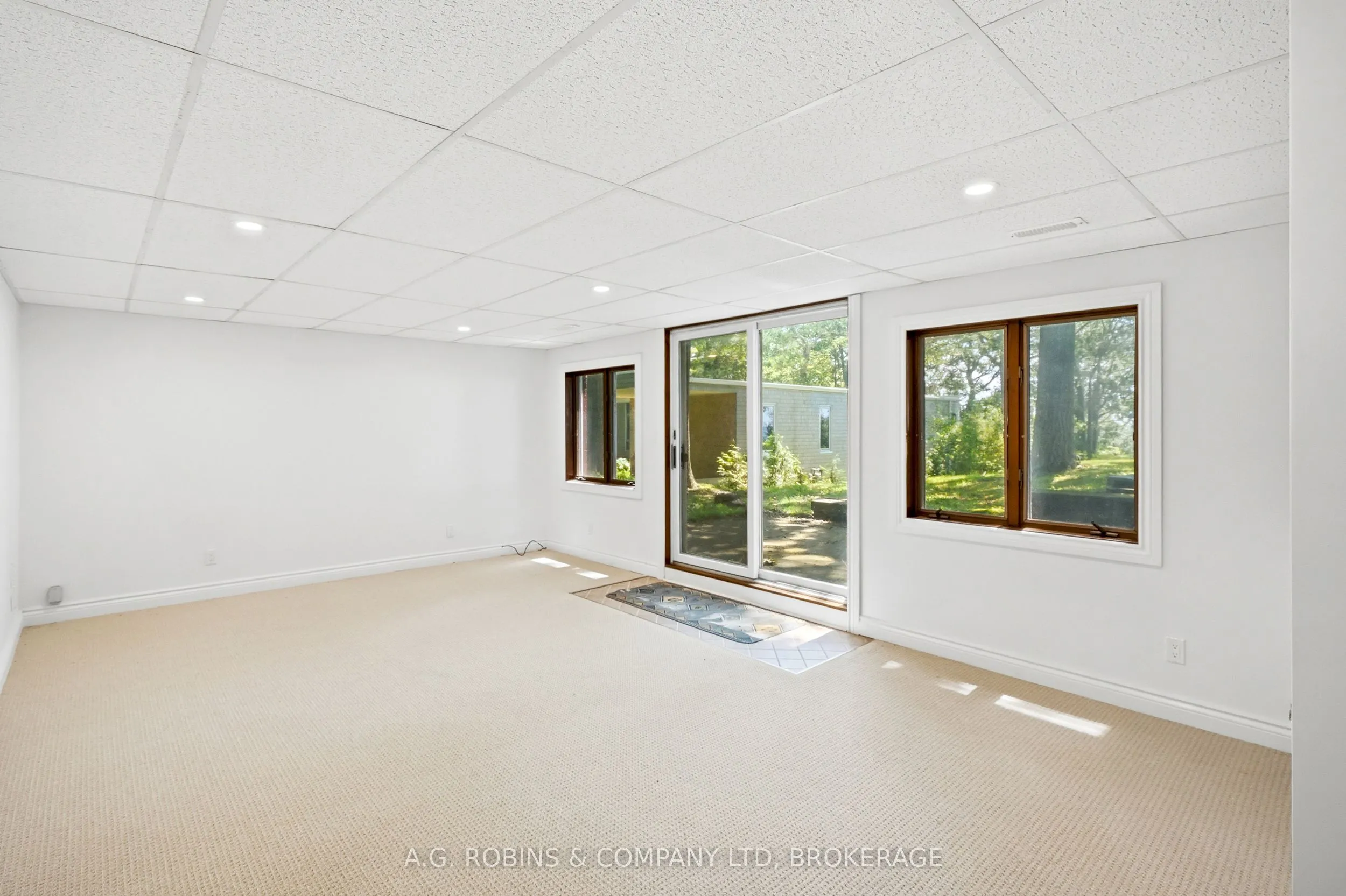 559 Lakeshore Road E