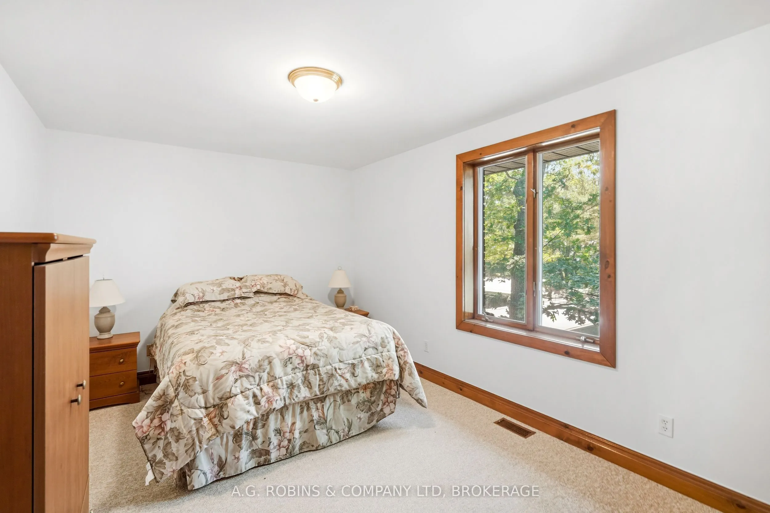 559 Lakeshore Road E