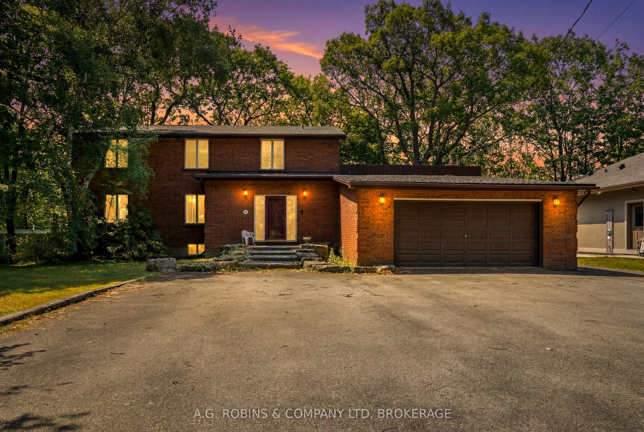 559 Lakeshore Road E