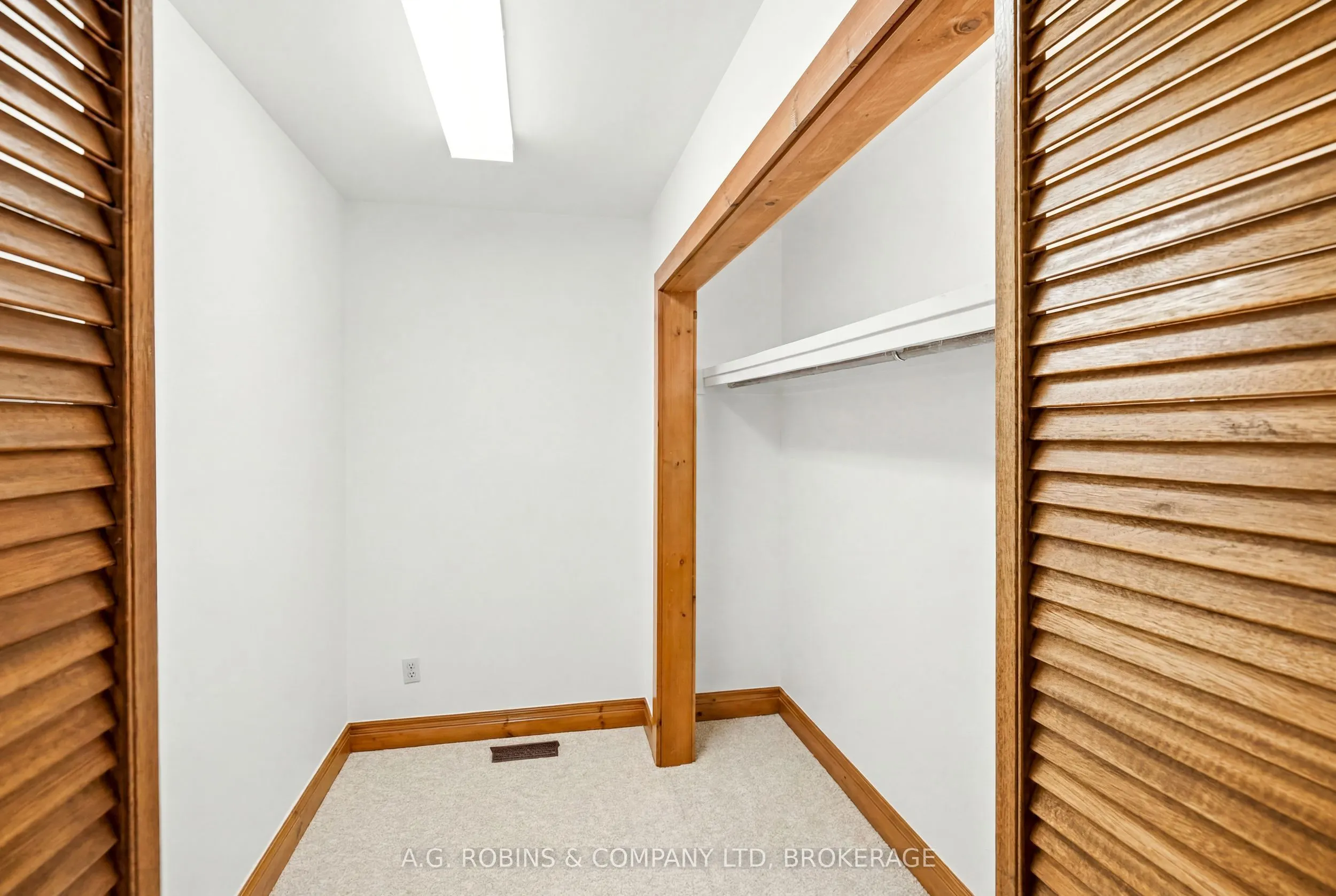 559 Lakeshore Road E