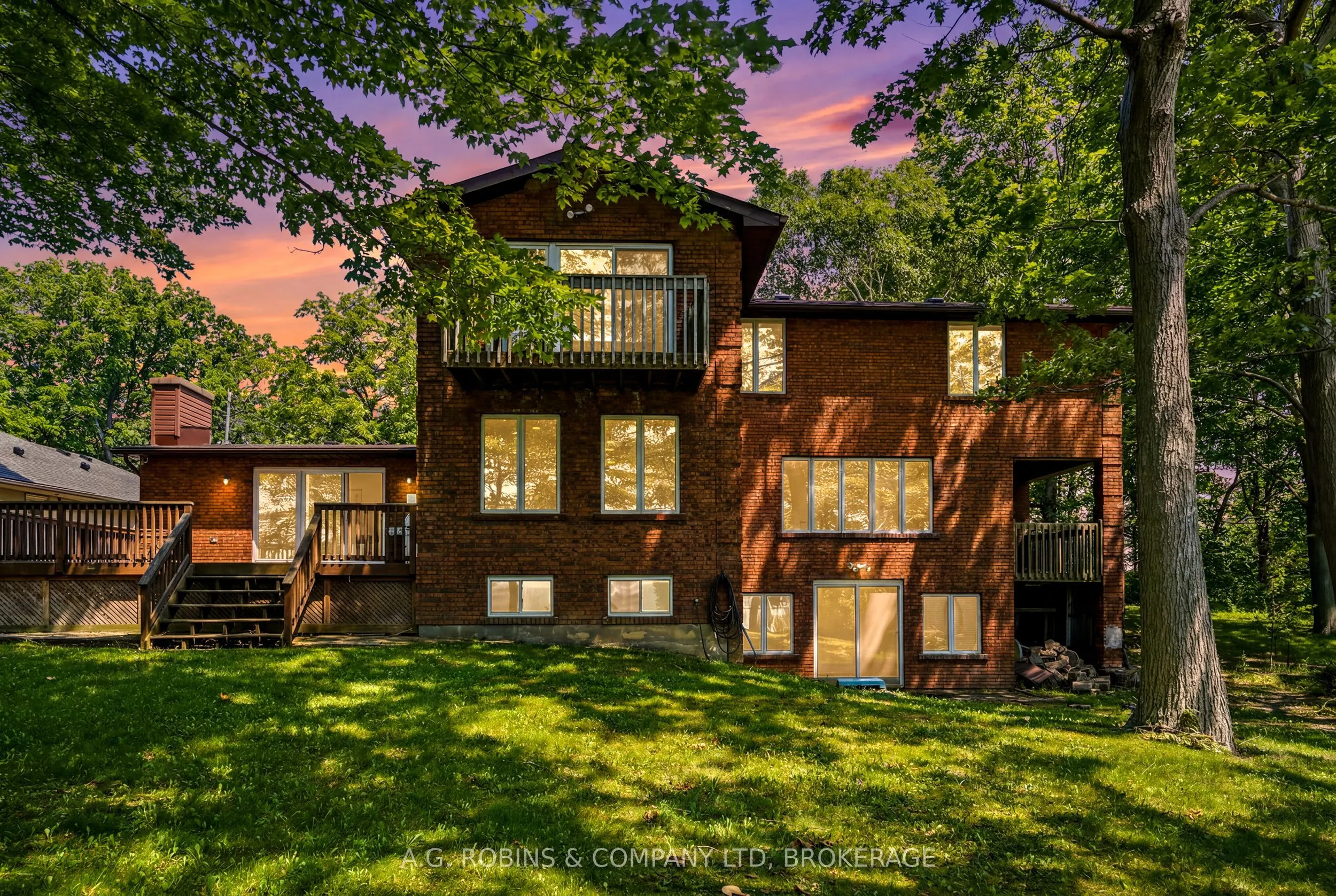 559 Lakeshore Road E