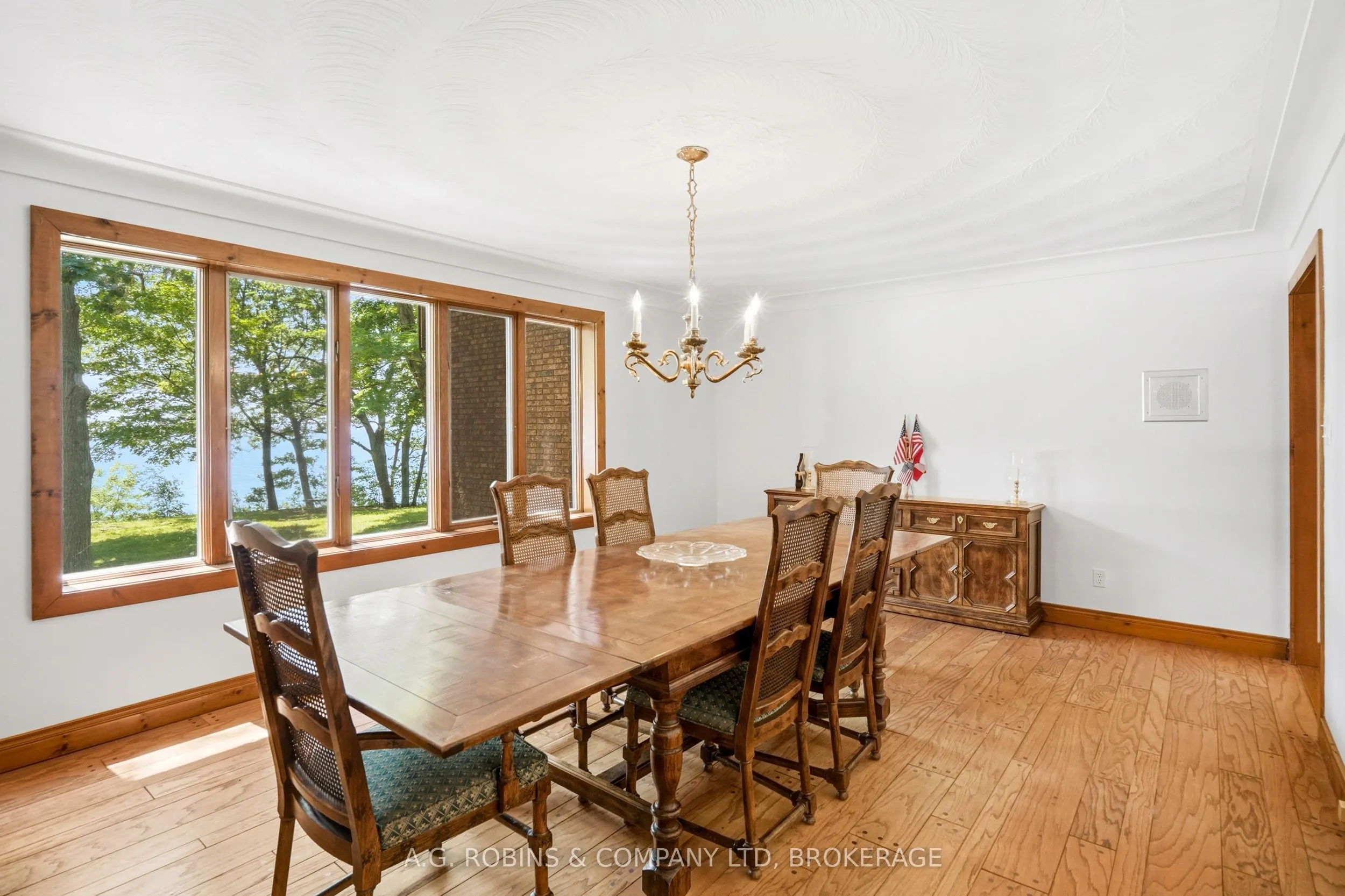 559 Lakeshore Road E