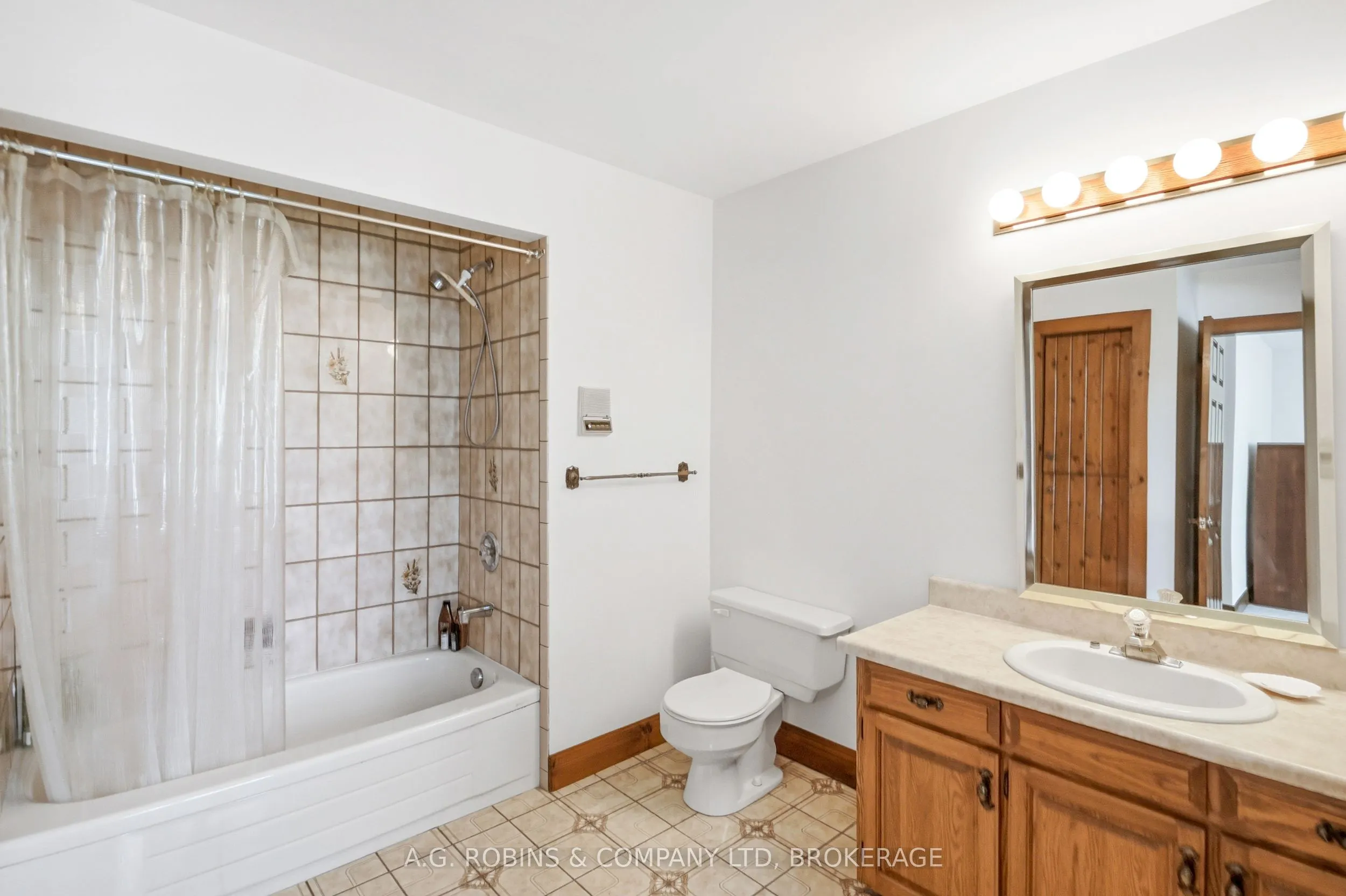 559 Lakeshore Road E