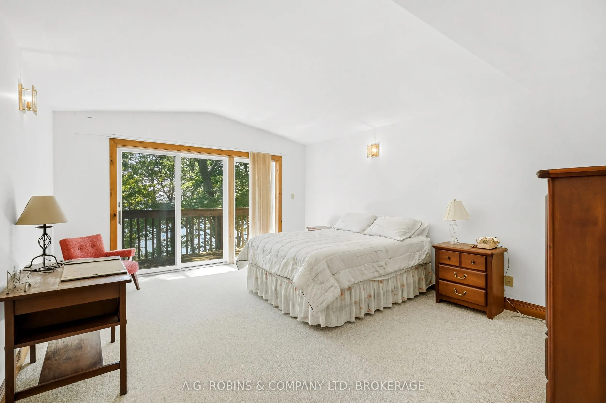 559 Lakeshore Road E