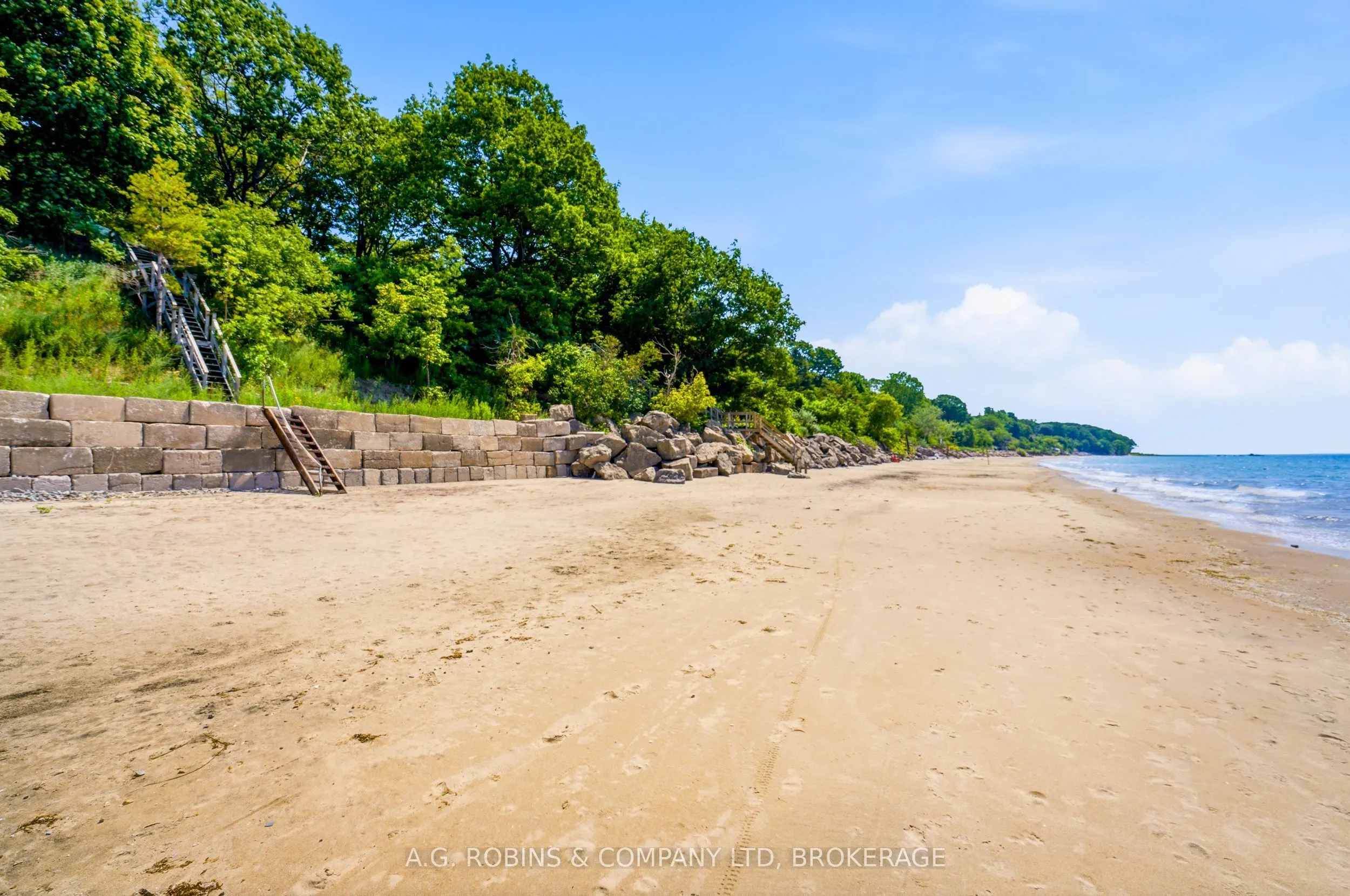 559 Lakeshore Road E
