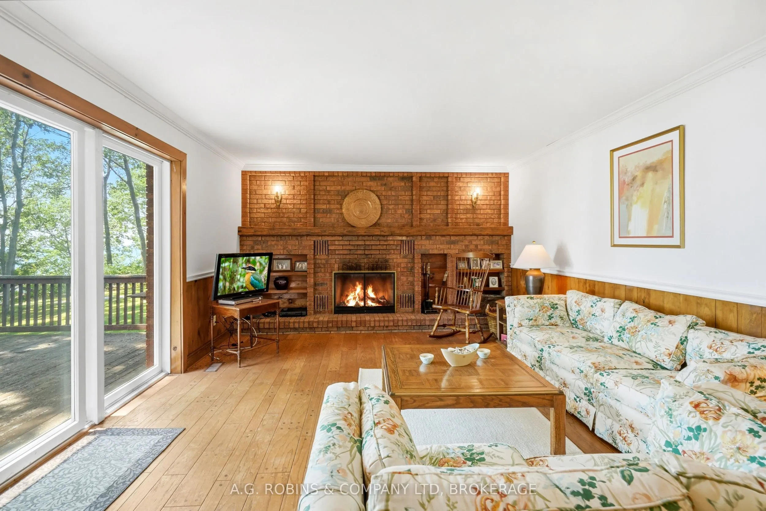 559 Lakeshore Road E