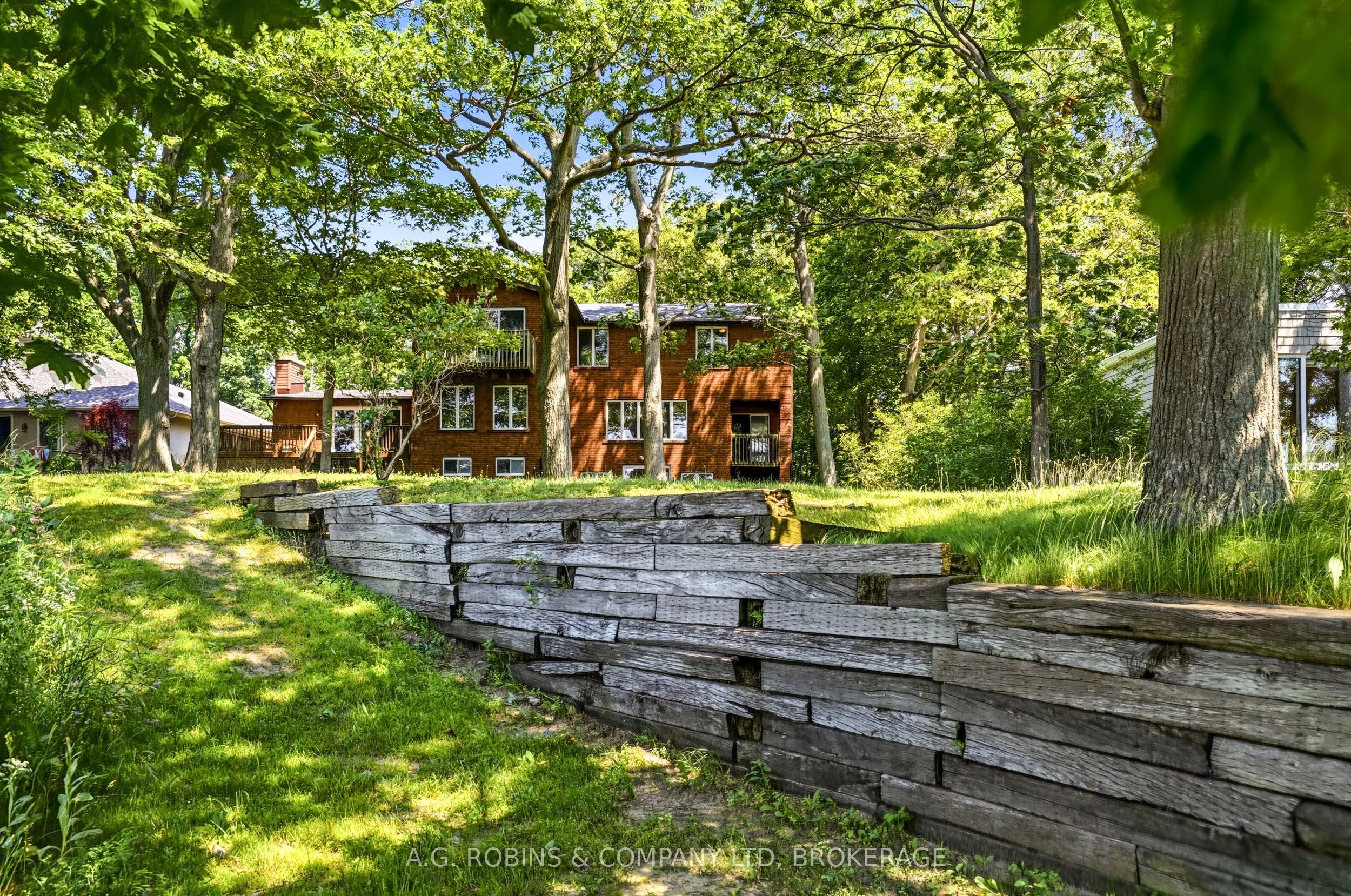 559 Lakeshore Road E