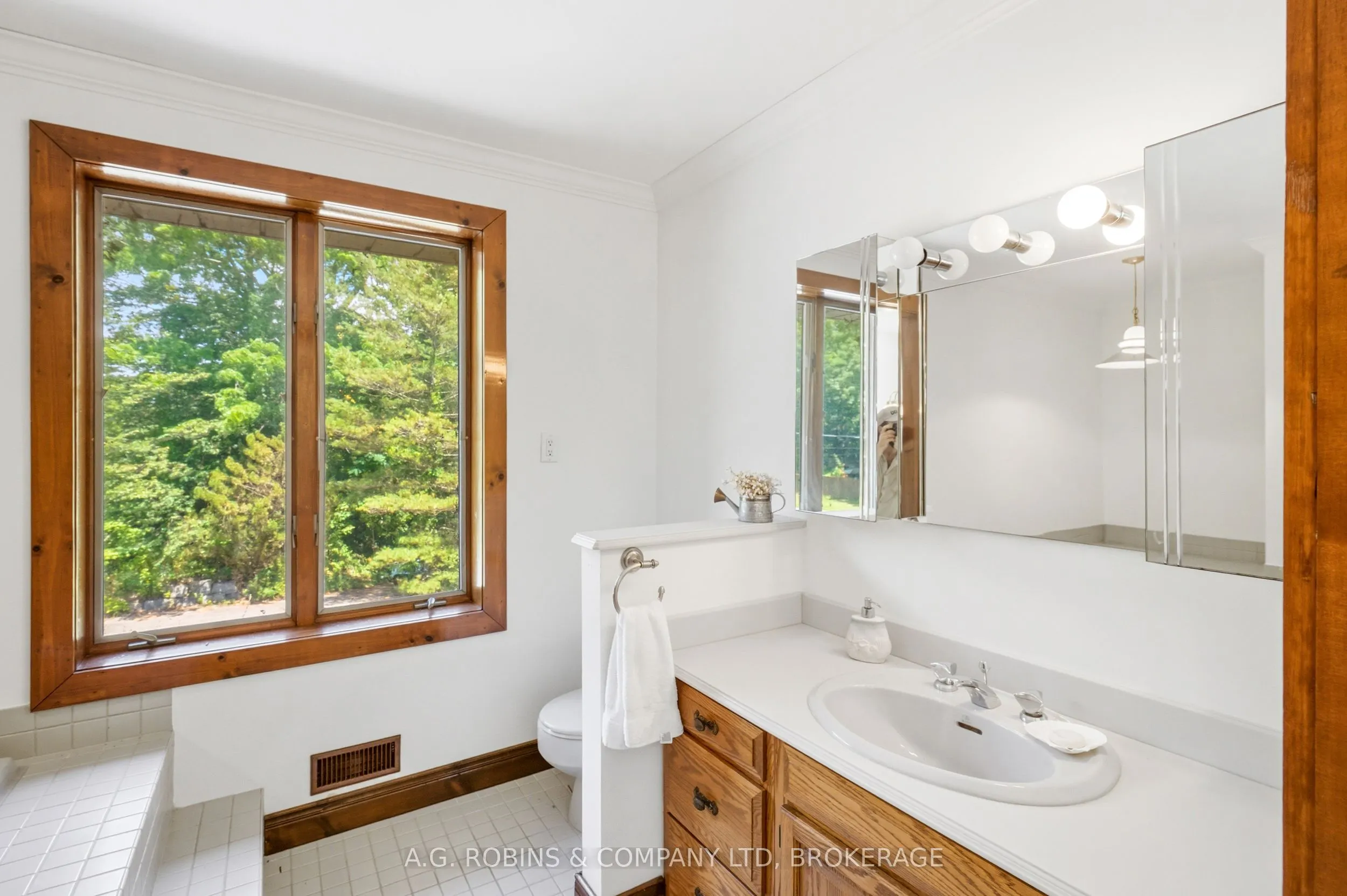559 Lakeshore Road E