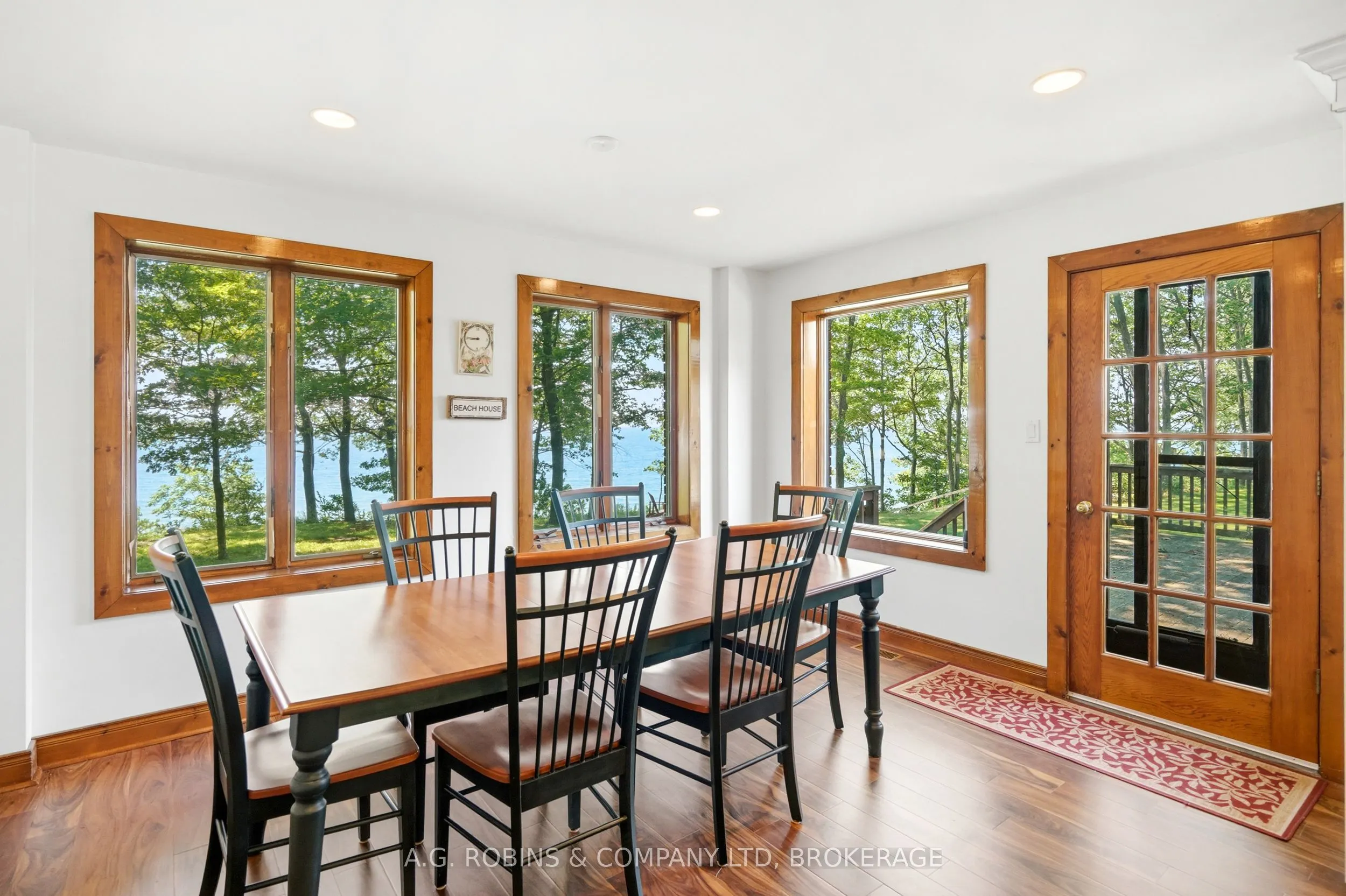 559 Lakeshore Road E