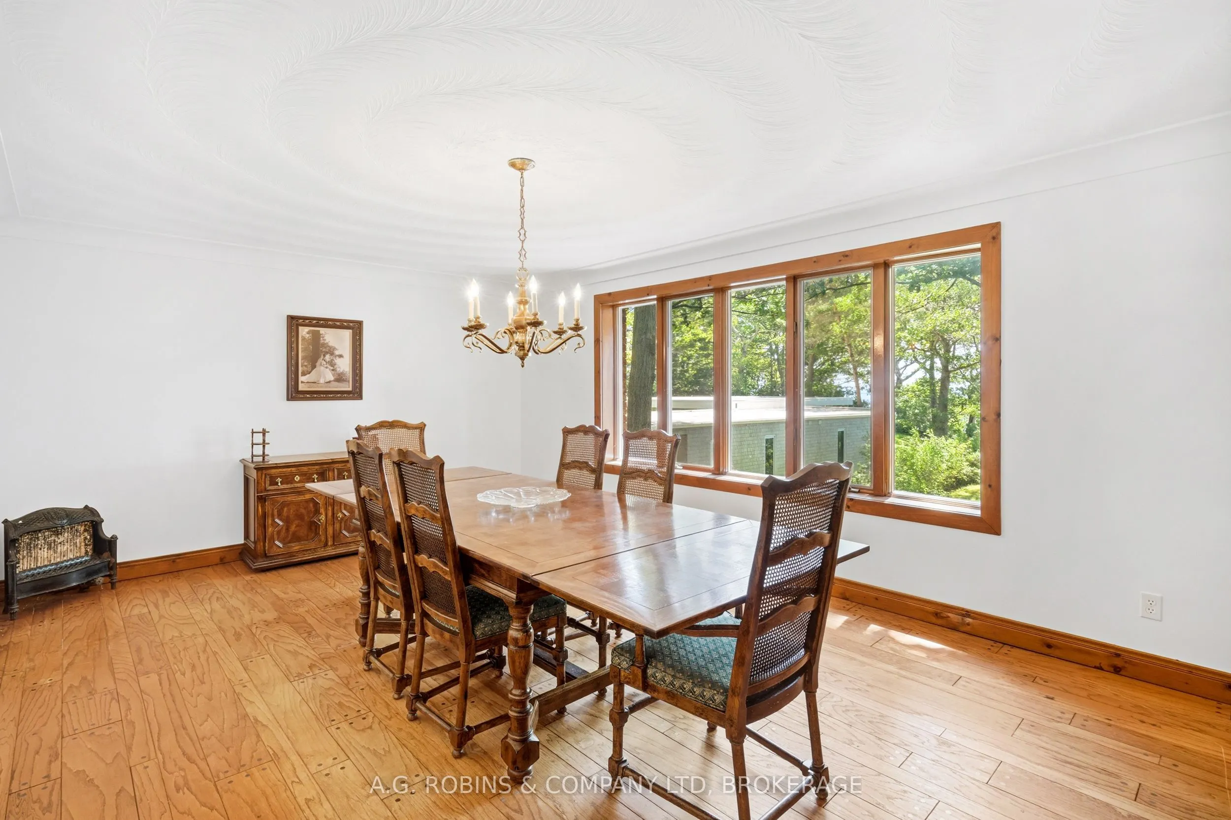 559 Lakeshore Road E