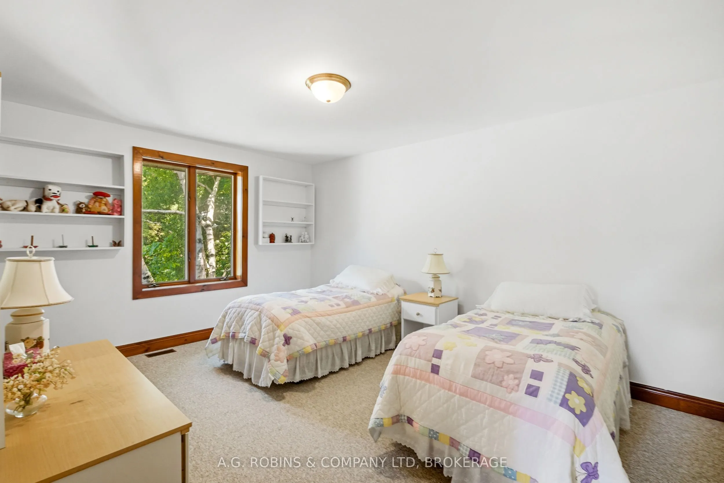 559 Lakeshore Road E