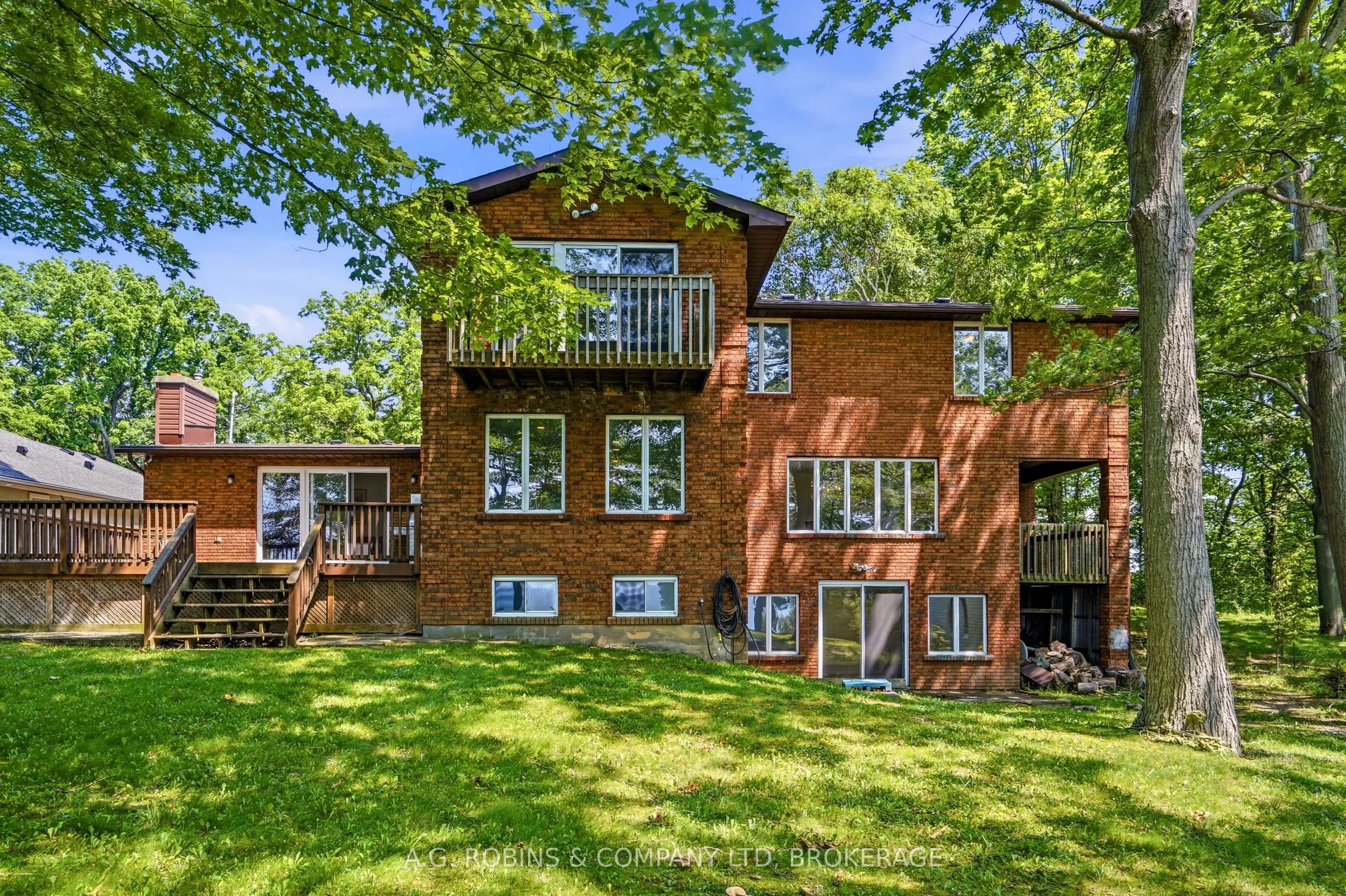 559 Lakeshore Road E