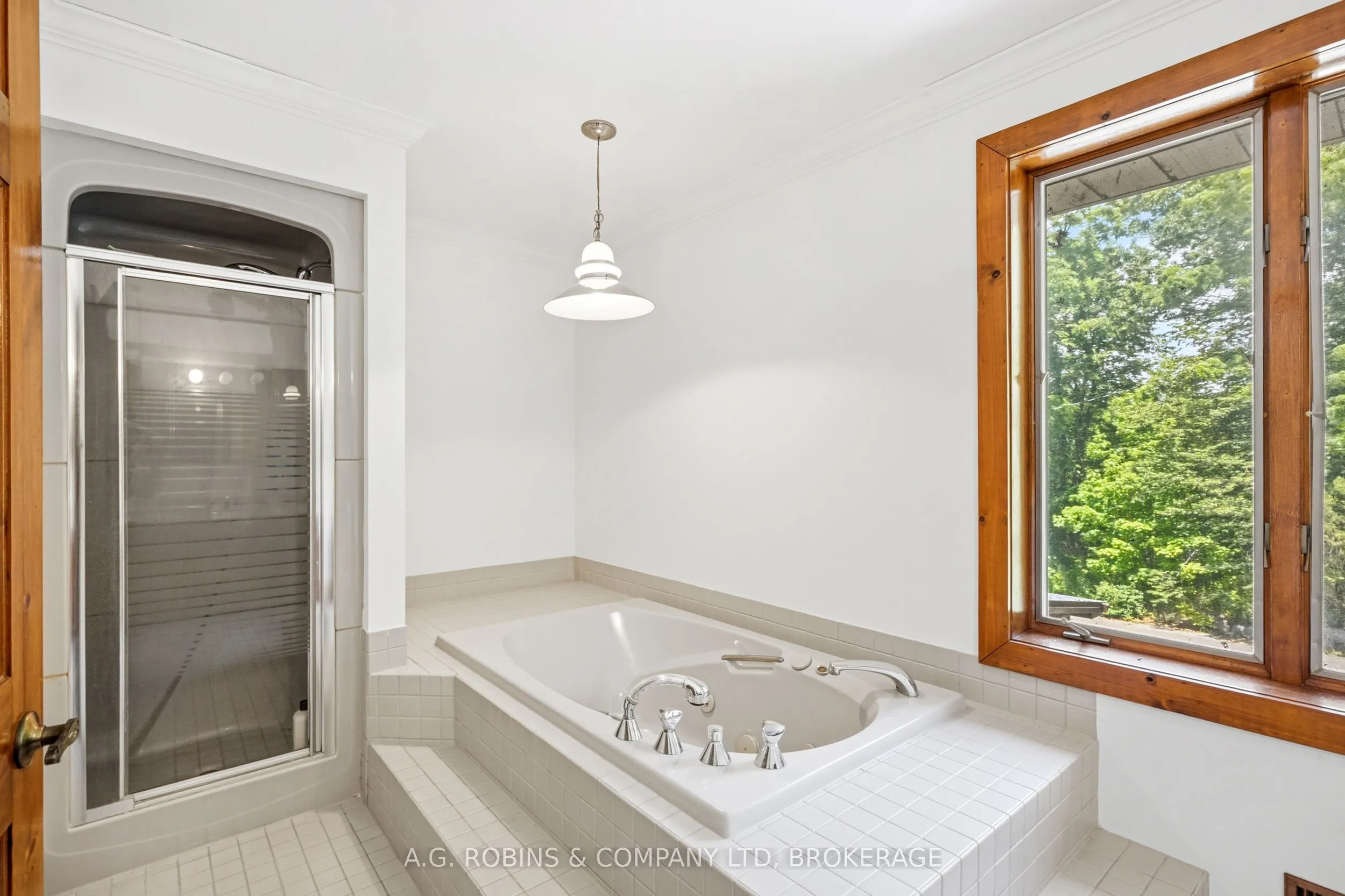 559 Lakeshore Road E