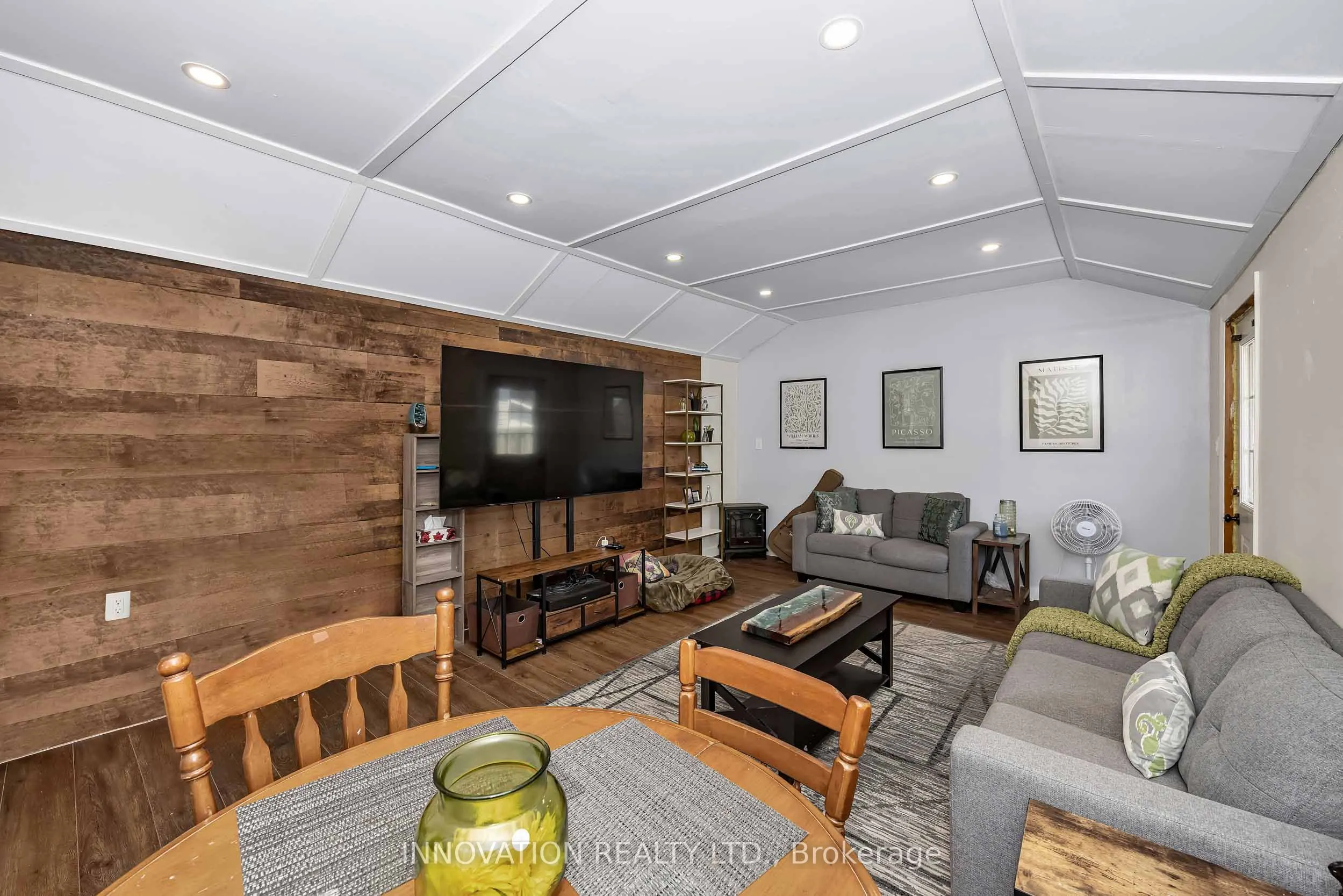 58 Russell Street N