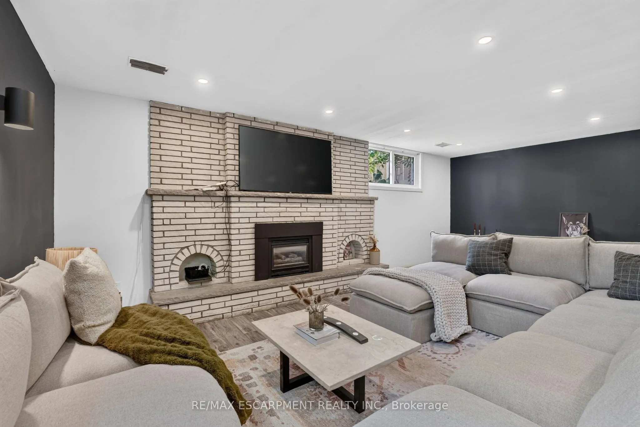 9 Leslie Drive