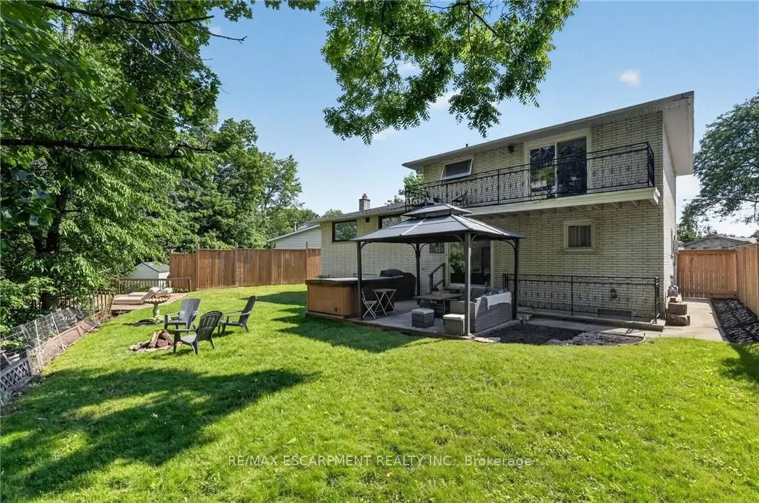 9 Leslie Drive