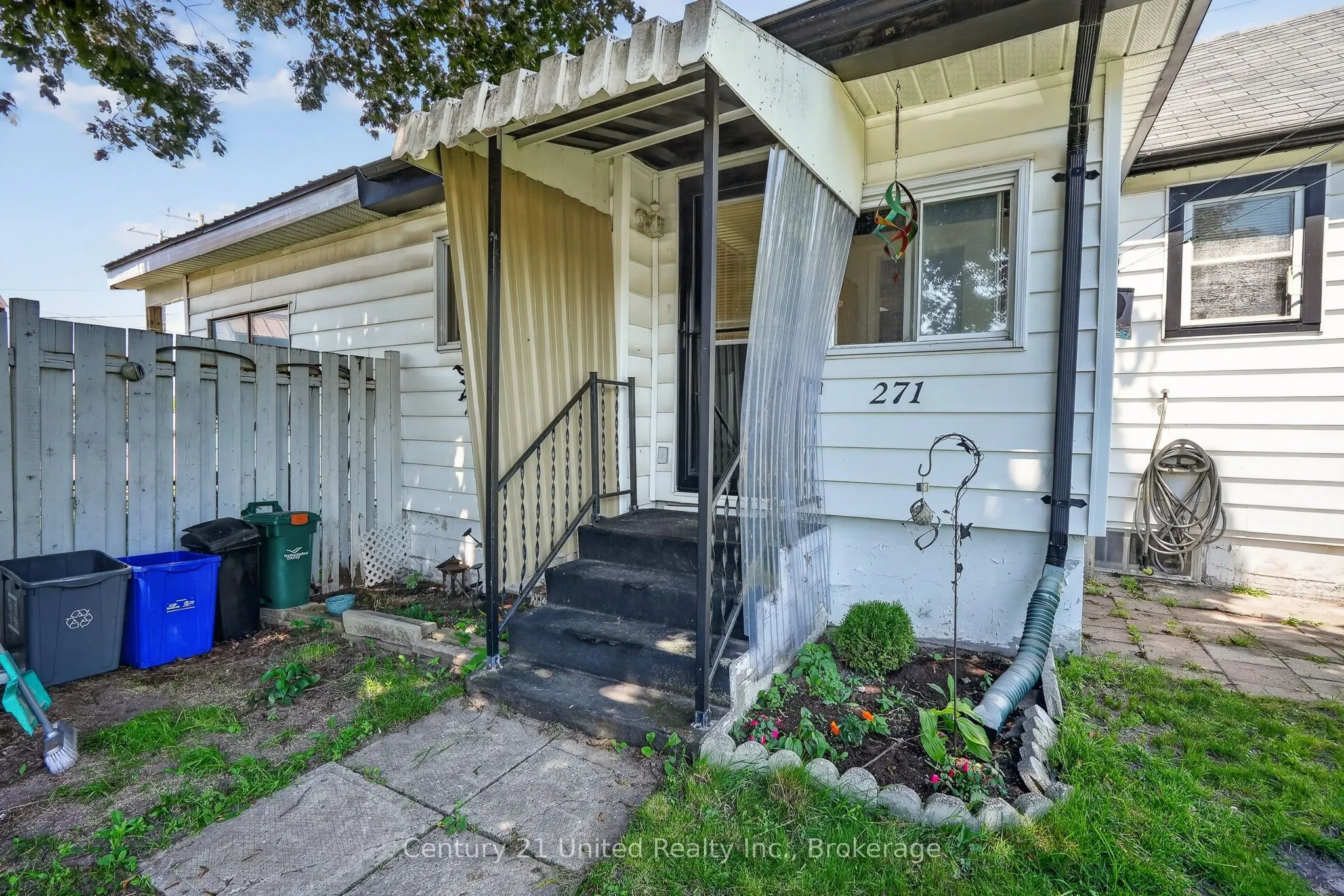 271 University Avenue W