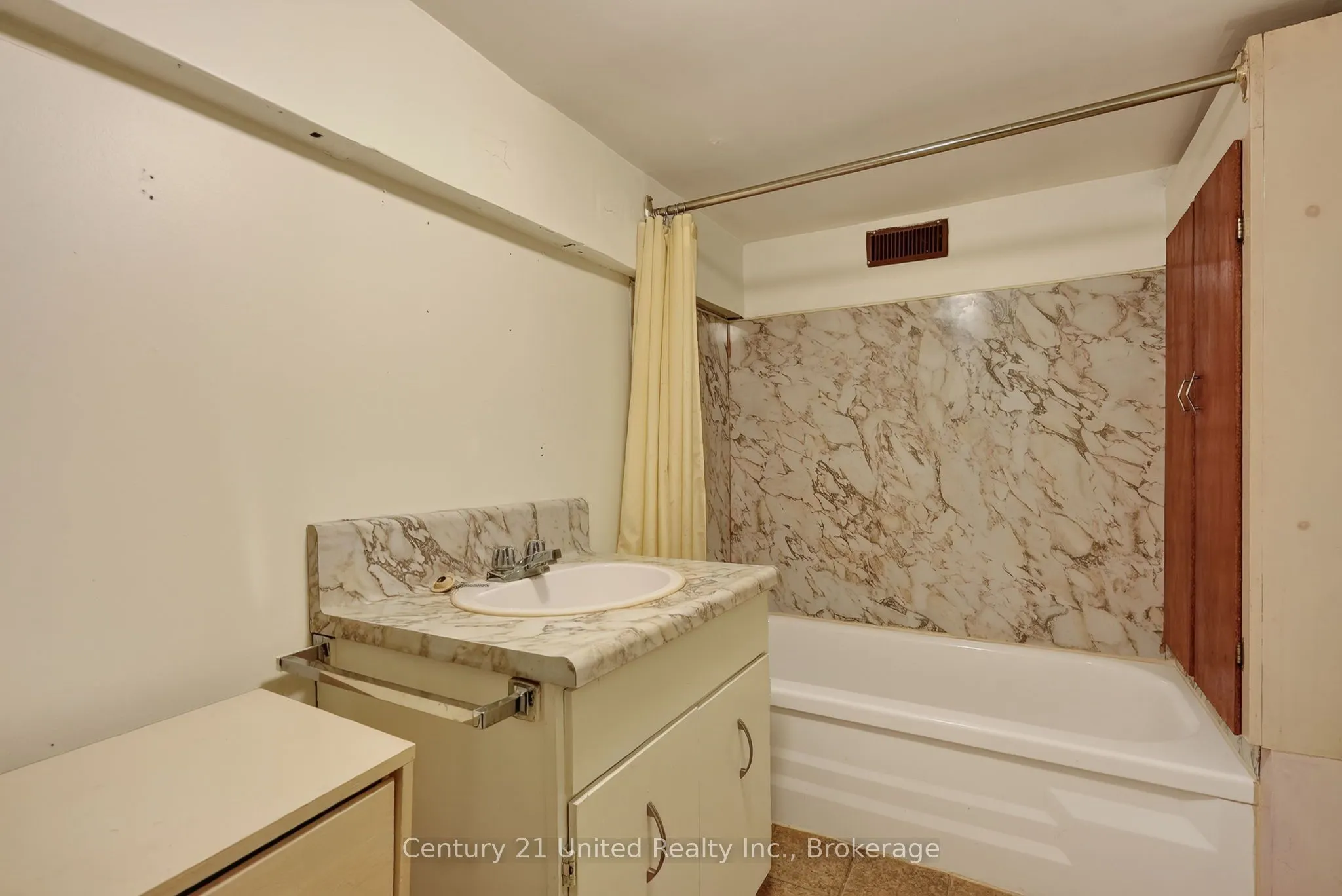 271 University Avenue W