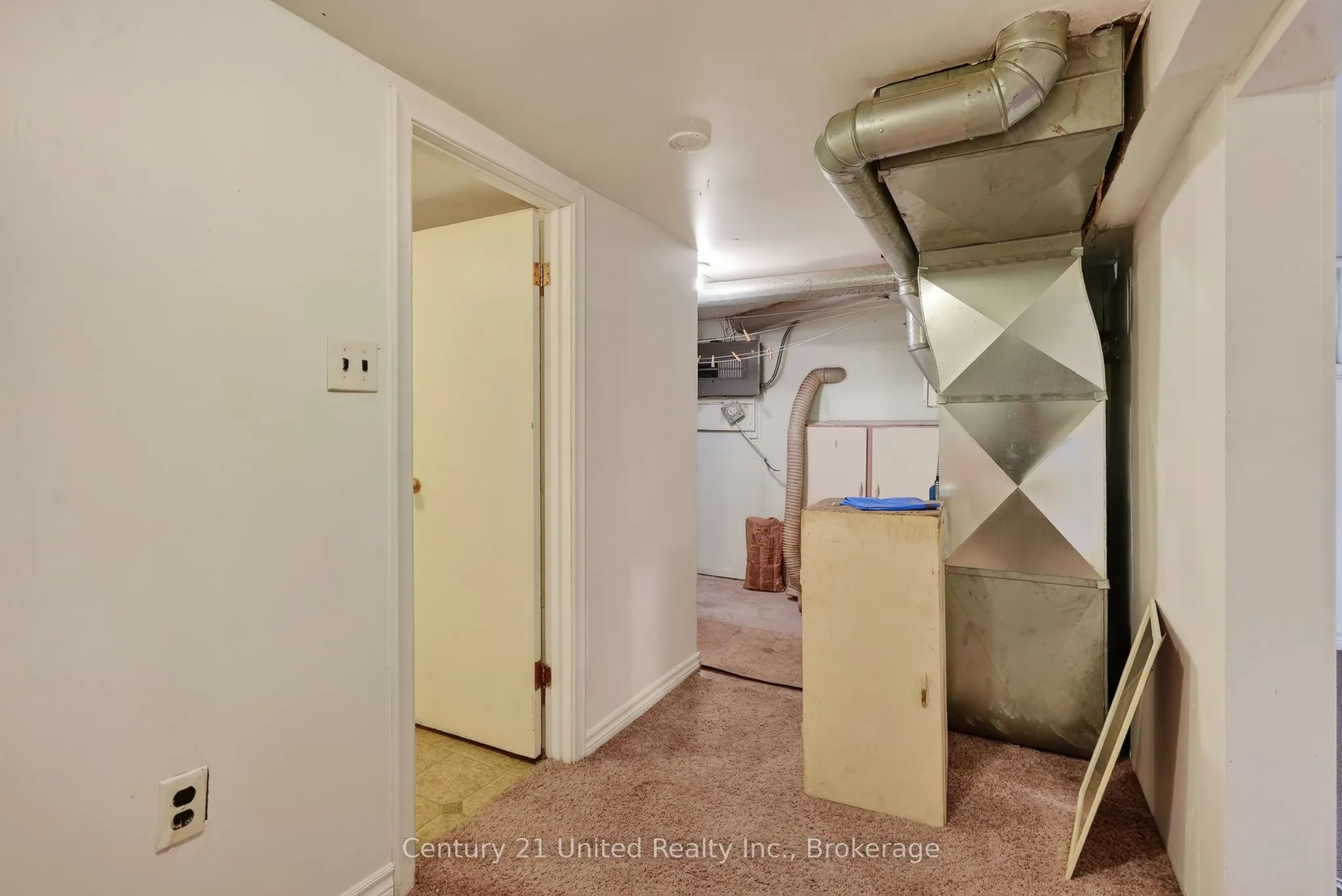 271 University Avenue W
