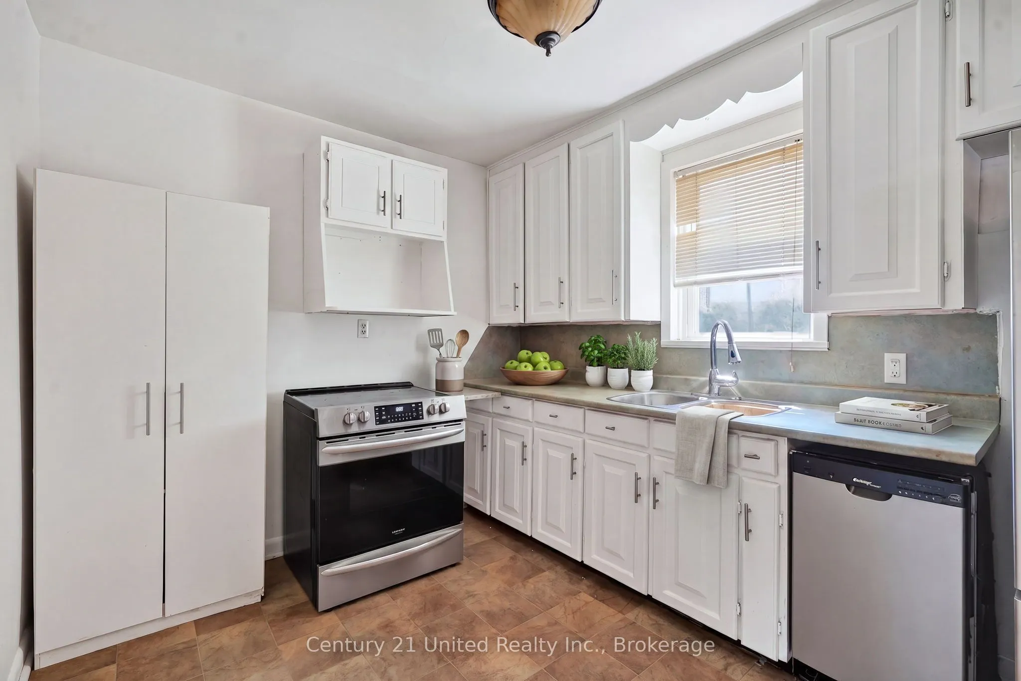 271 University Avenue W