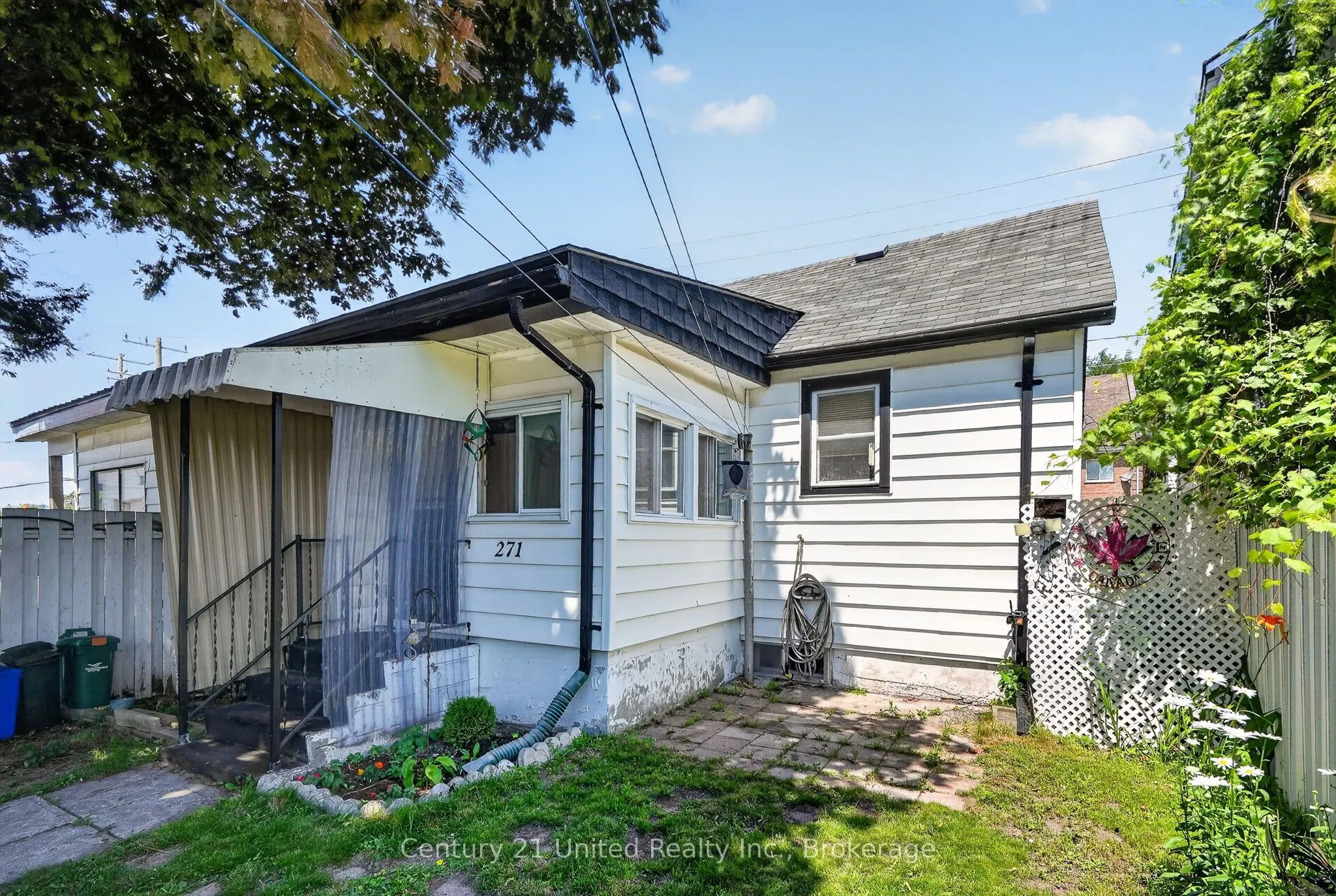 271 University Avenue W