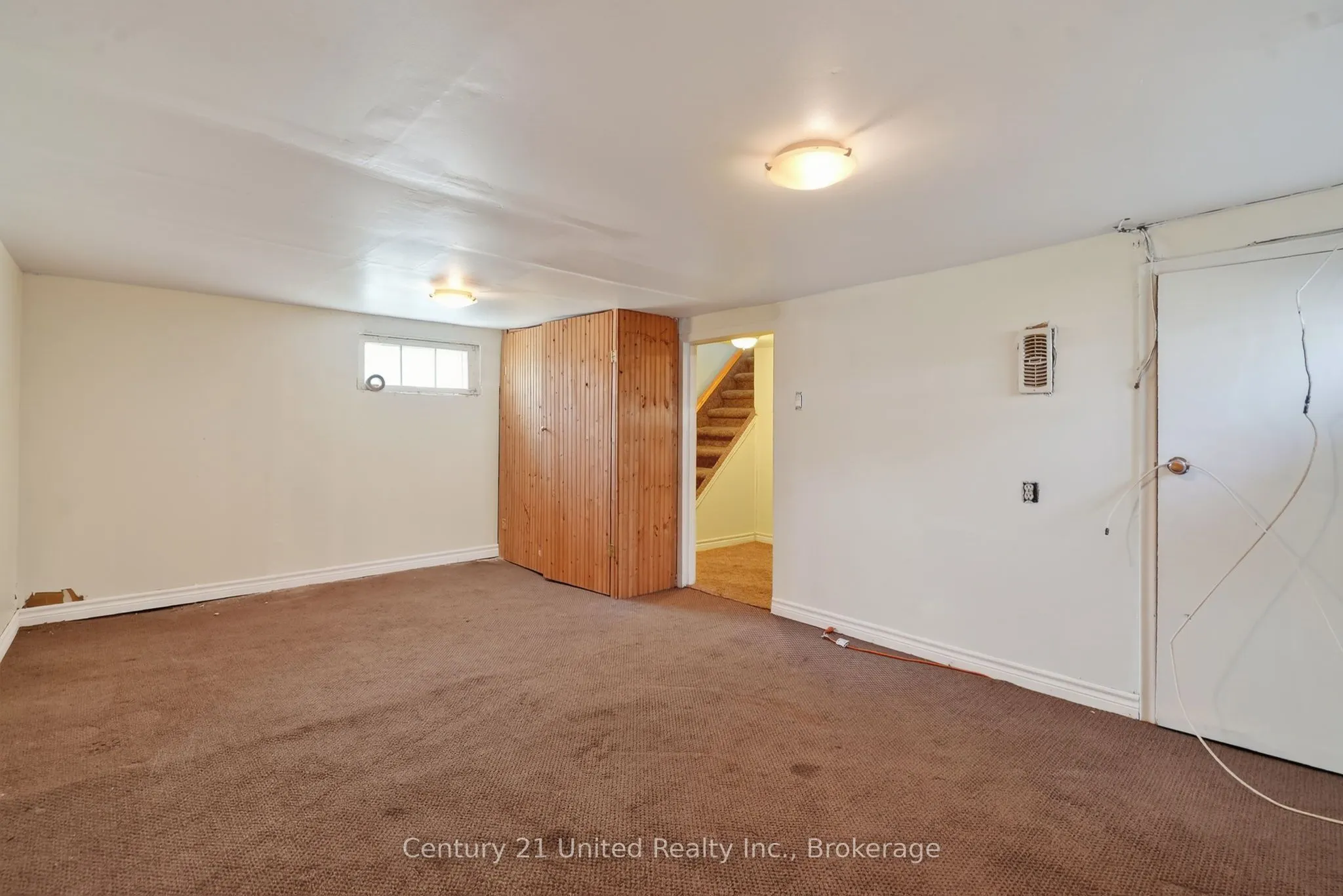 271 University Avenue W
