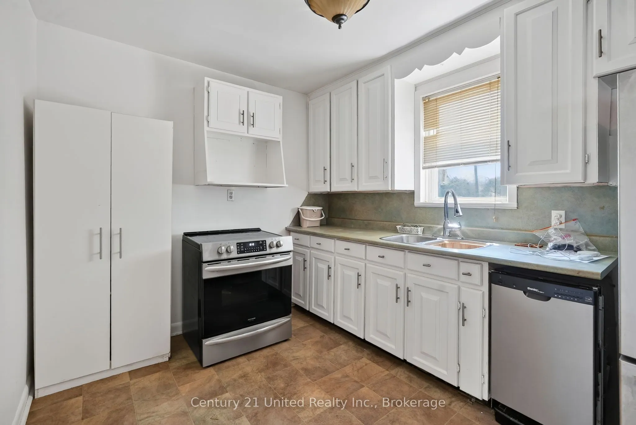 271 University Avenue W