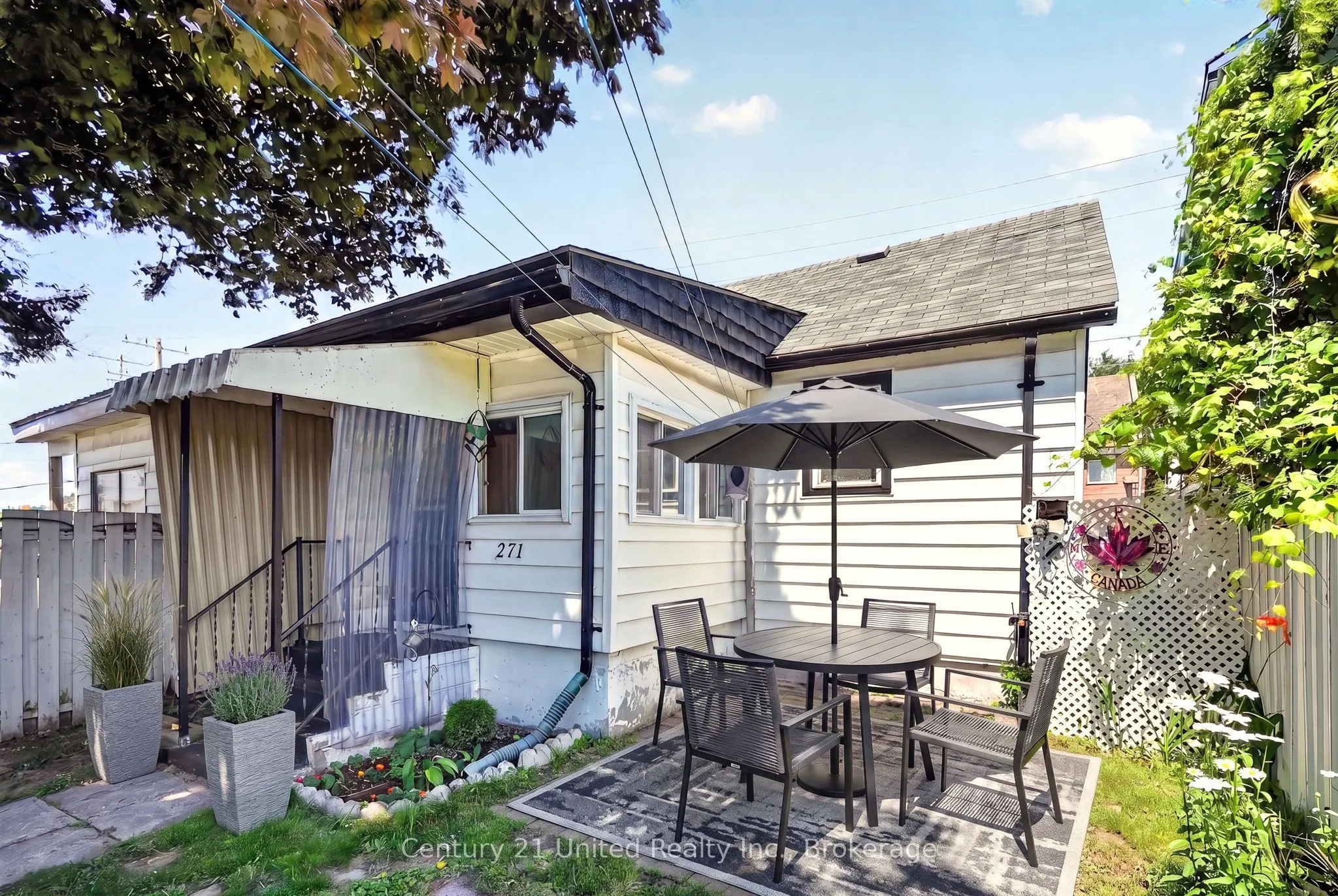 271 University Avenue W