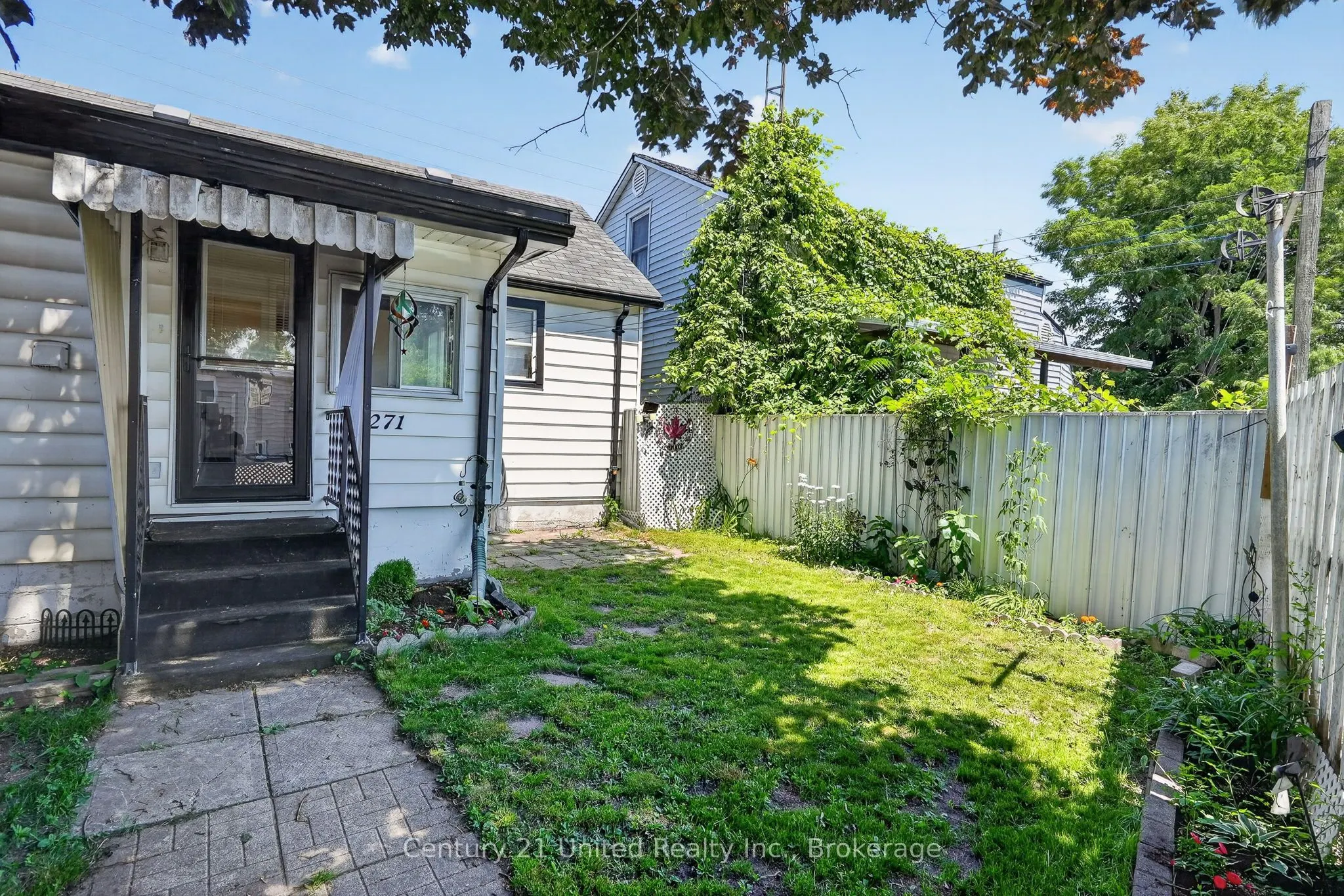 271 University Avenue W