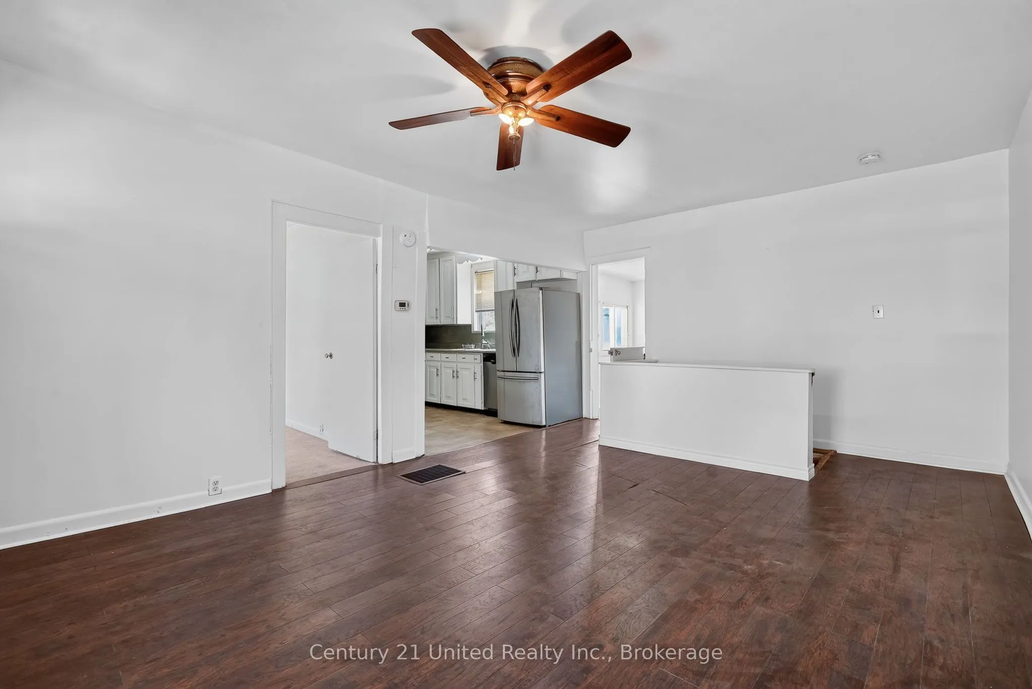 271 University Avenue W