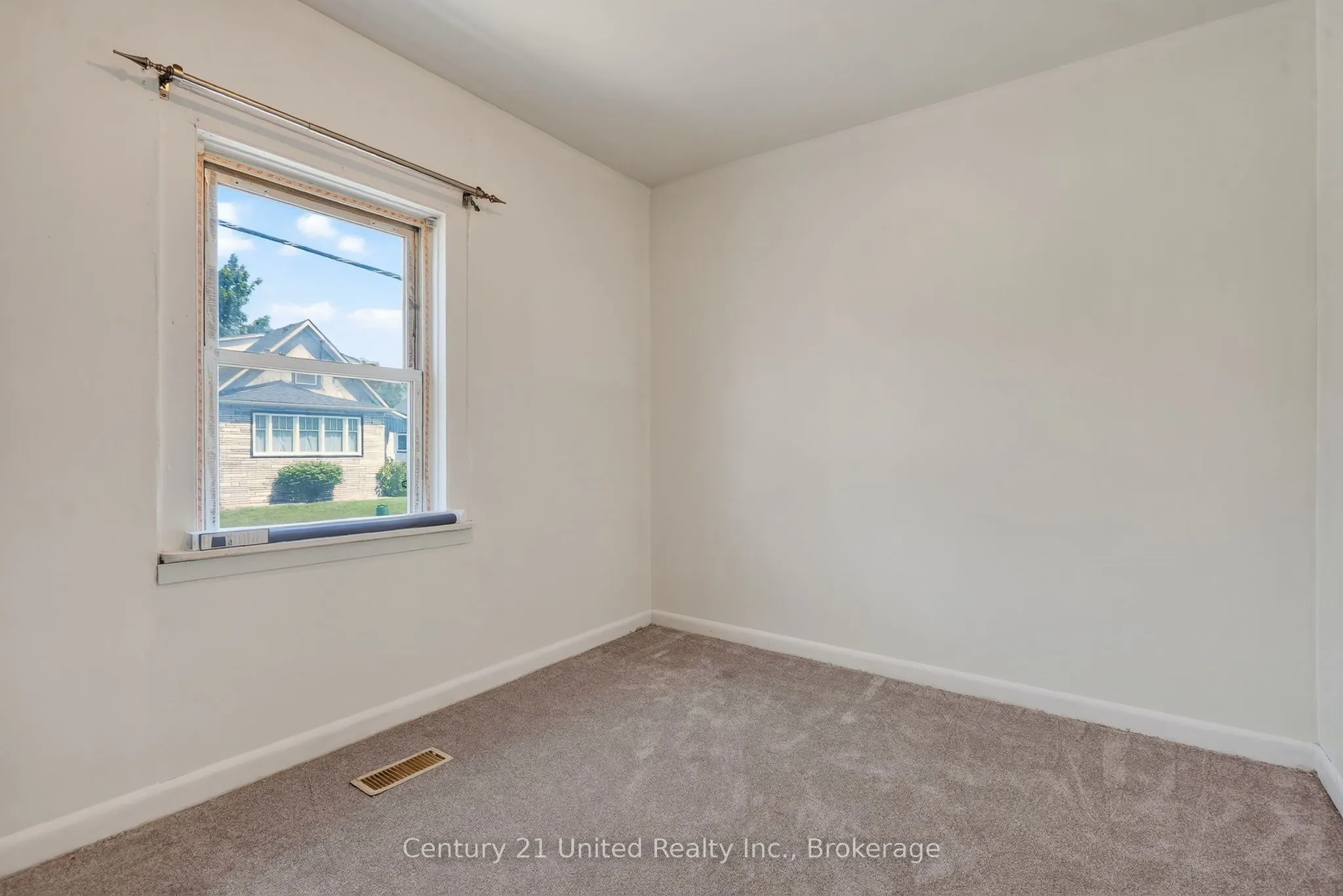 271 University Avenue W