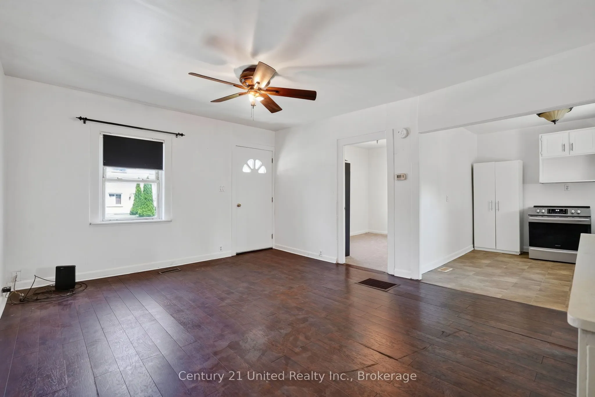 271 University Avenue W