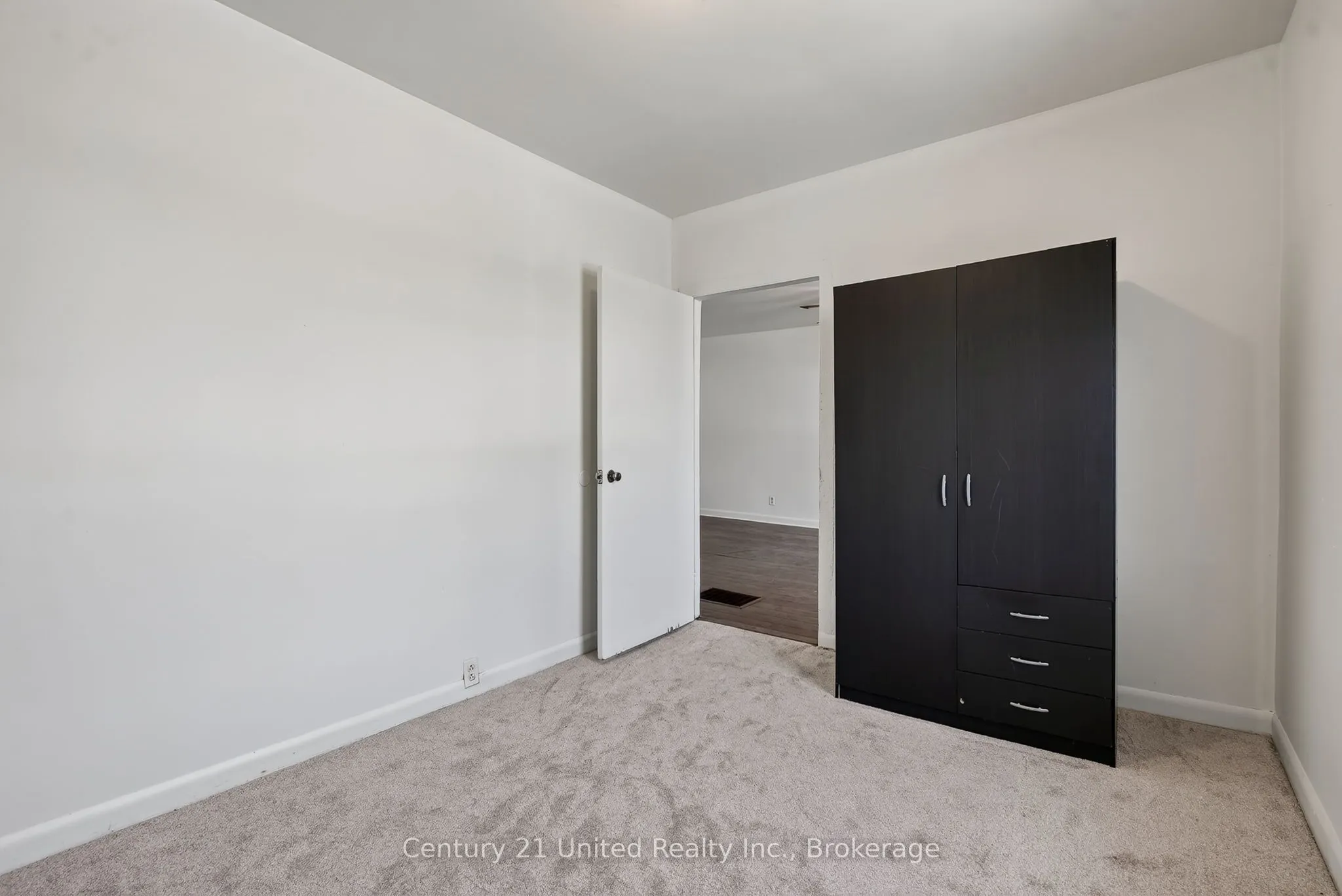 271 University Avenue W