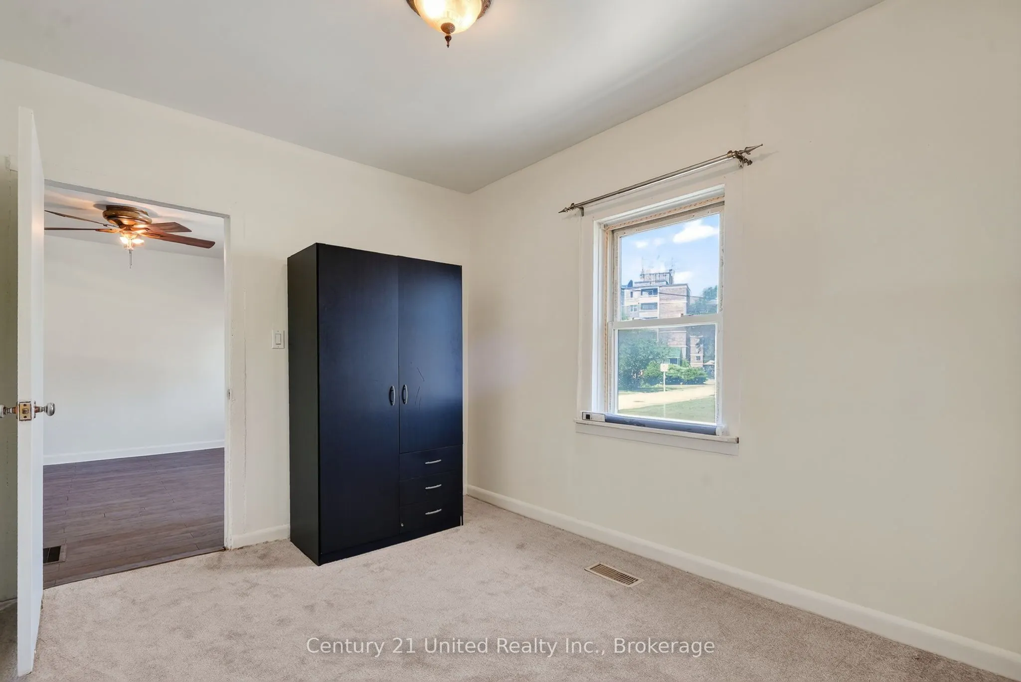 271 University Avenue W