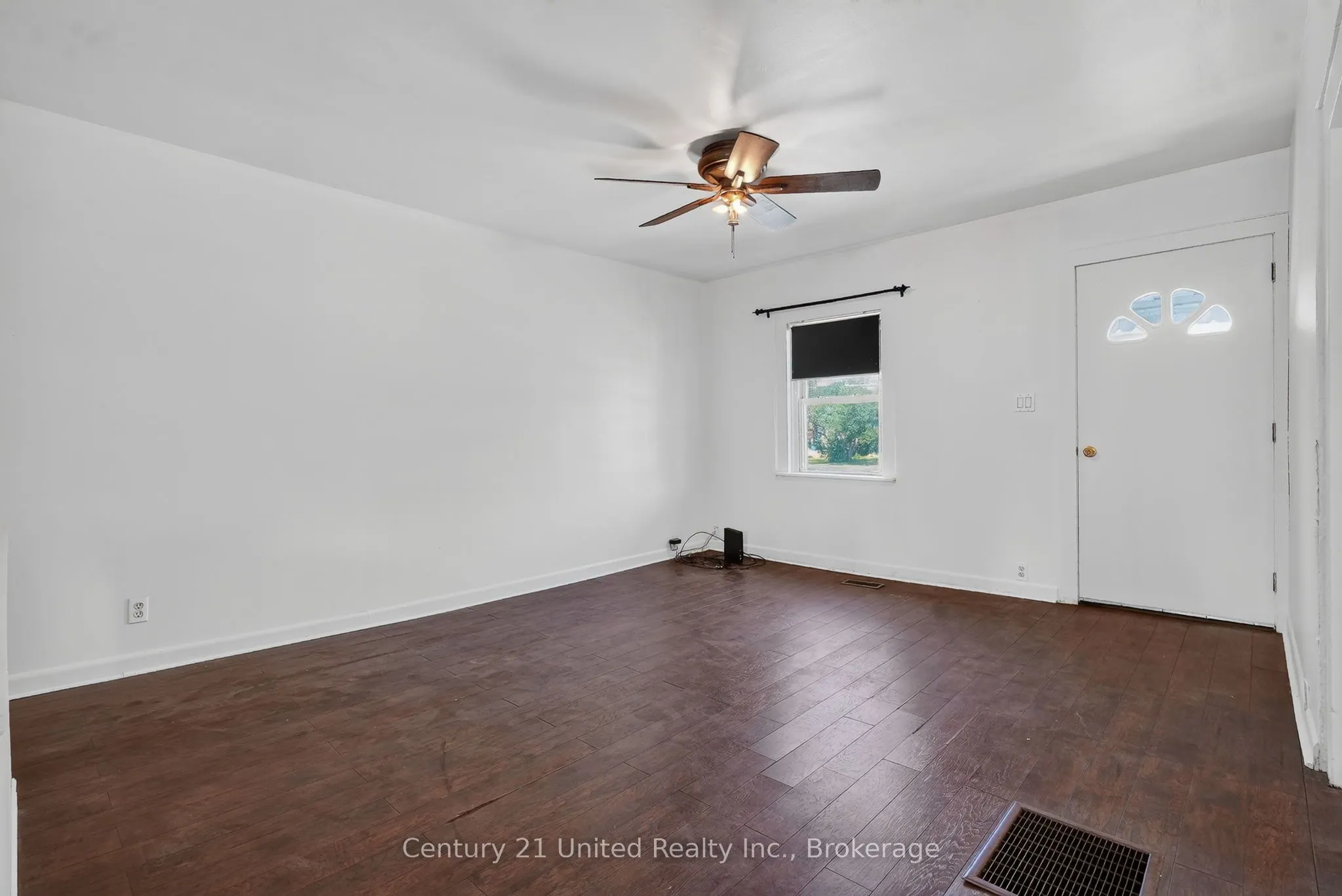 271 University Avenue W