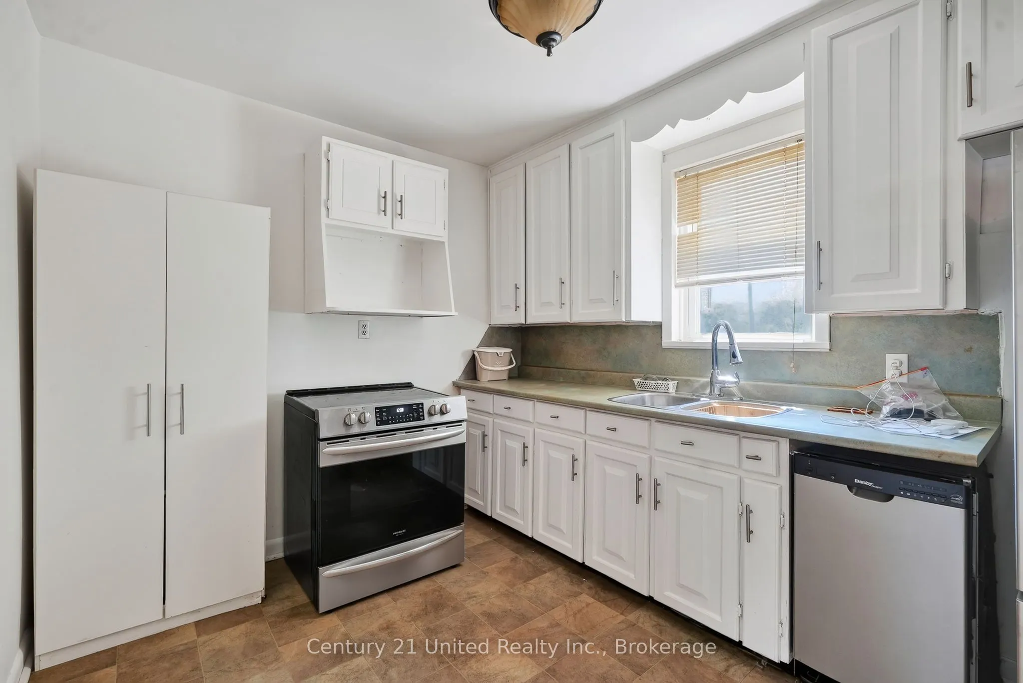 271 University Avenue W