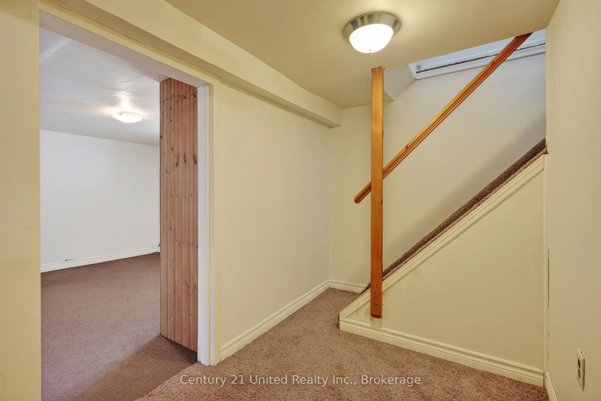 271 University Avenue W