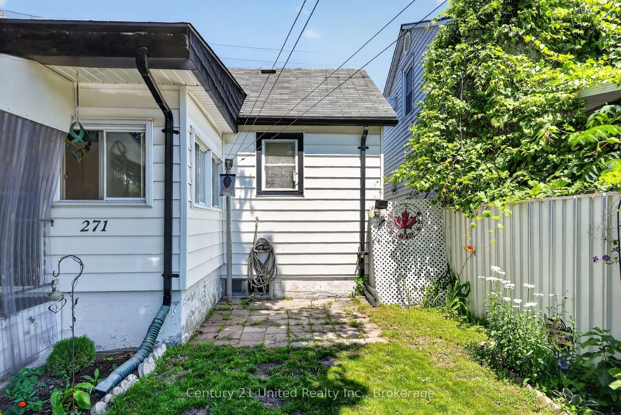 271 University Avenue W