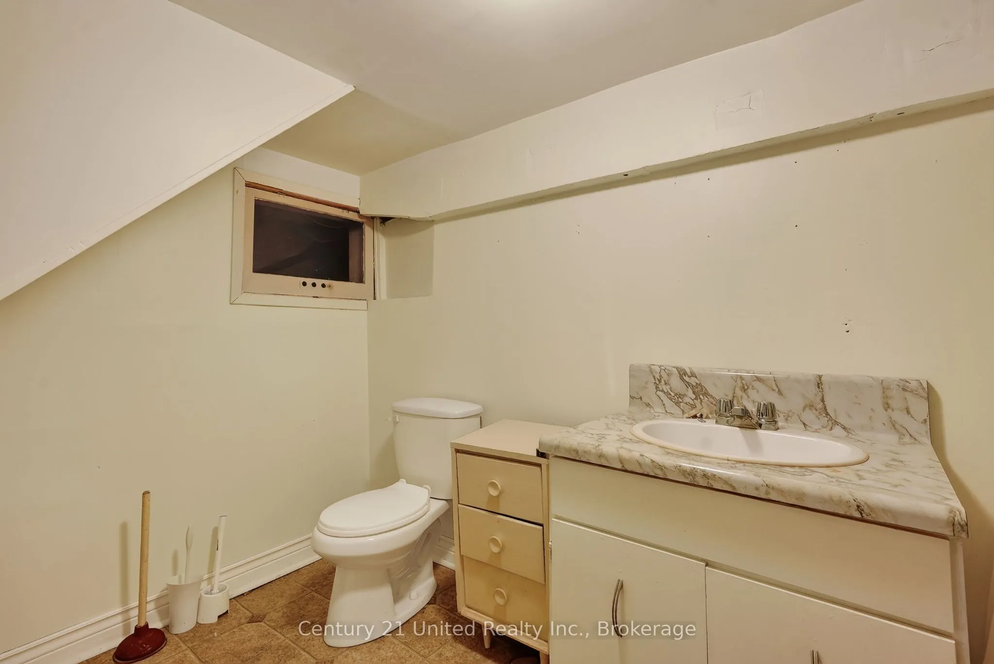 271 University Avenue W