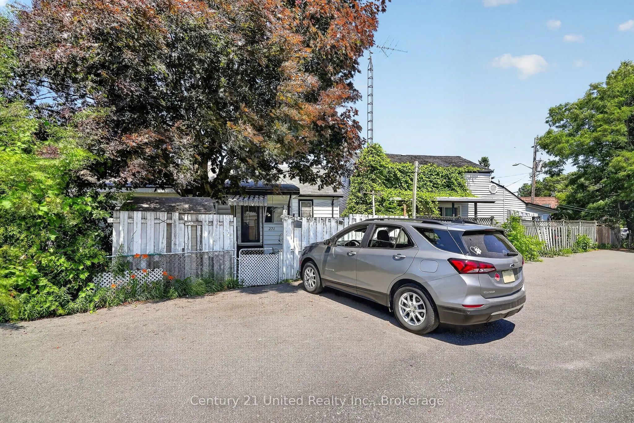 271 University Avenue W