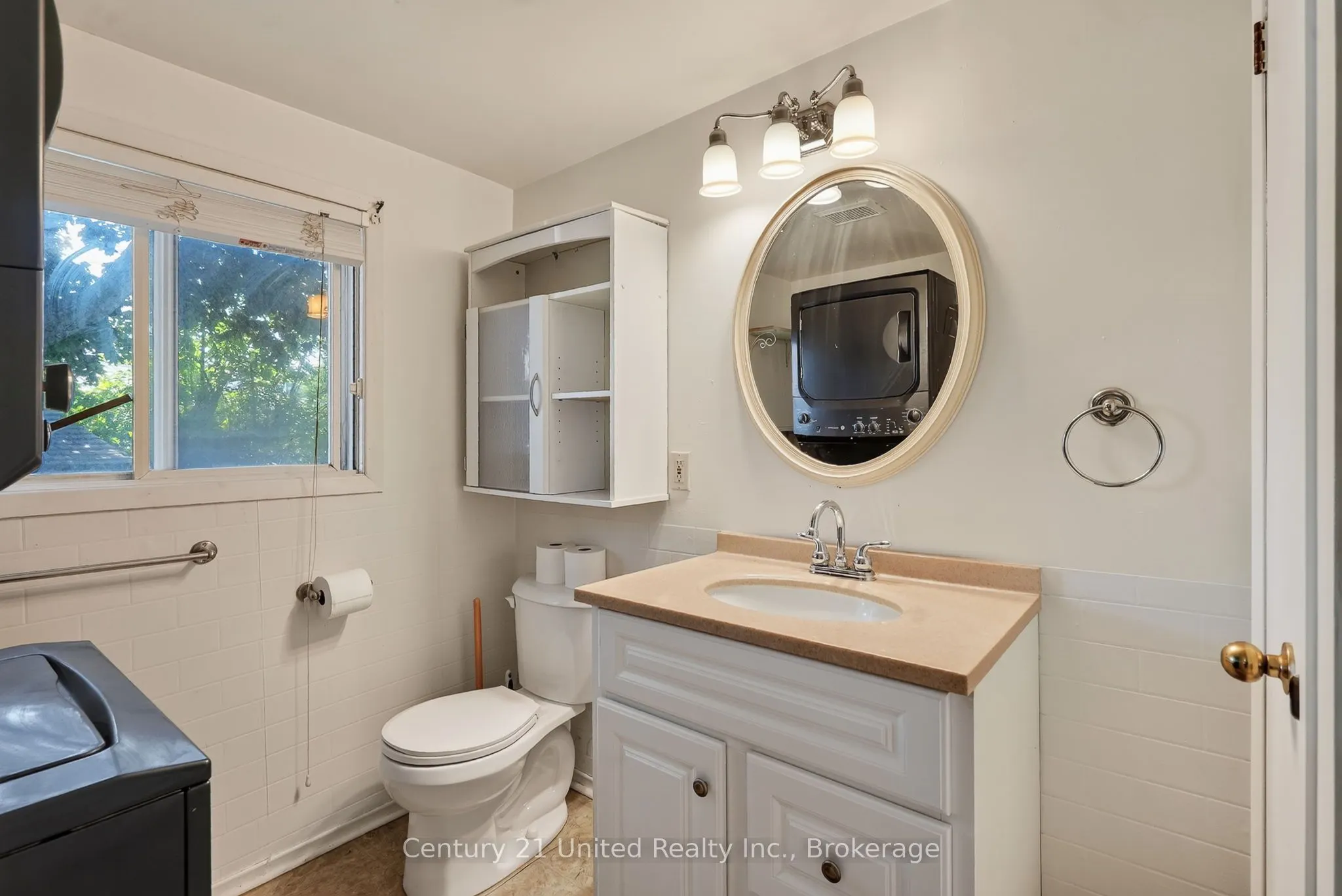 271 University Avenue W
