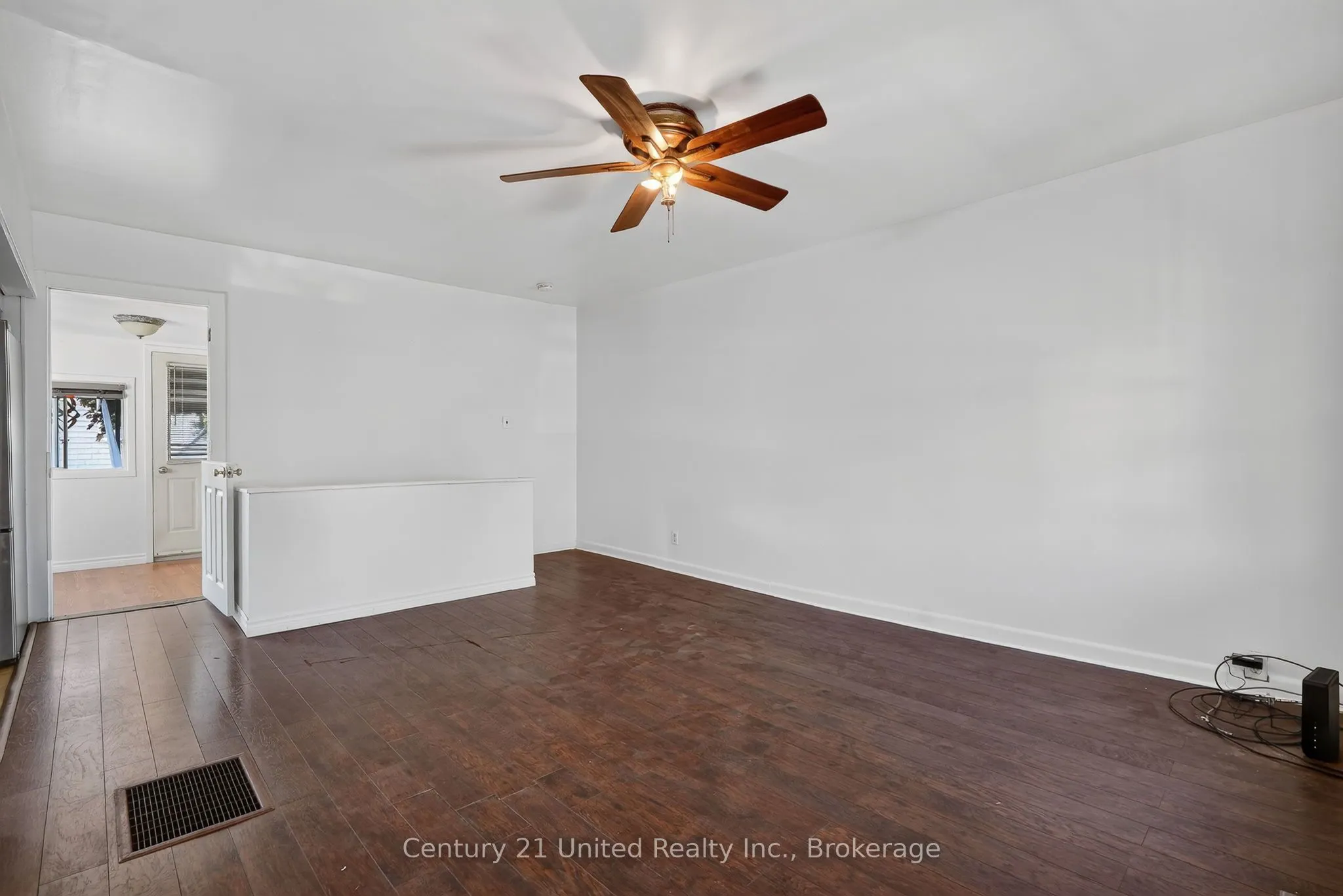 271 University Avenue W
