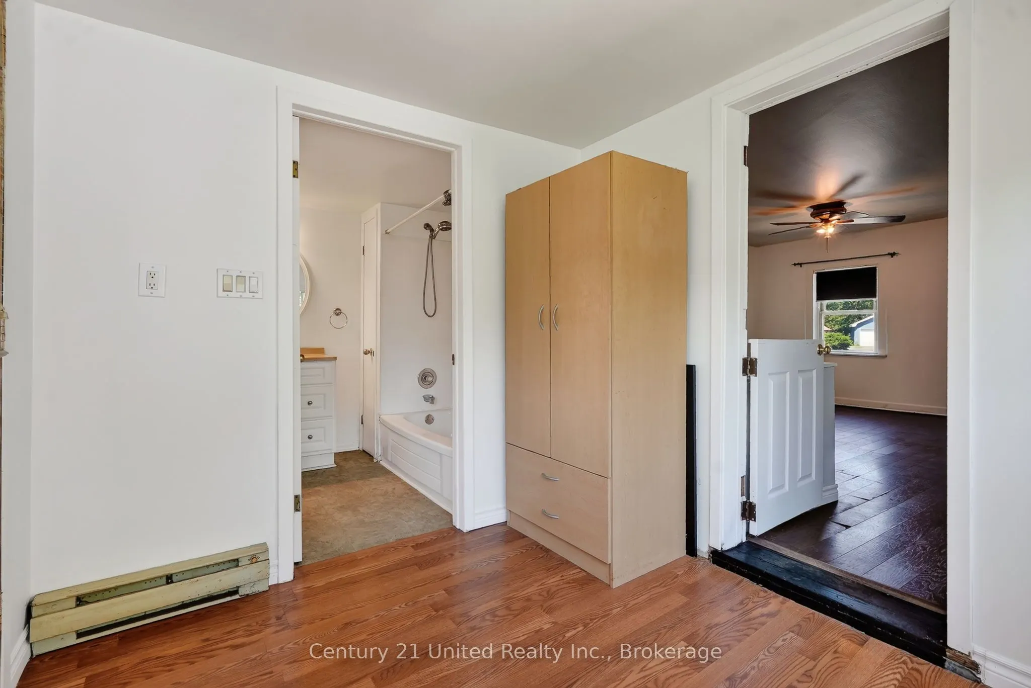 271 University Avenue W