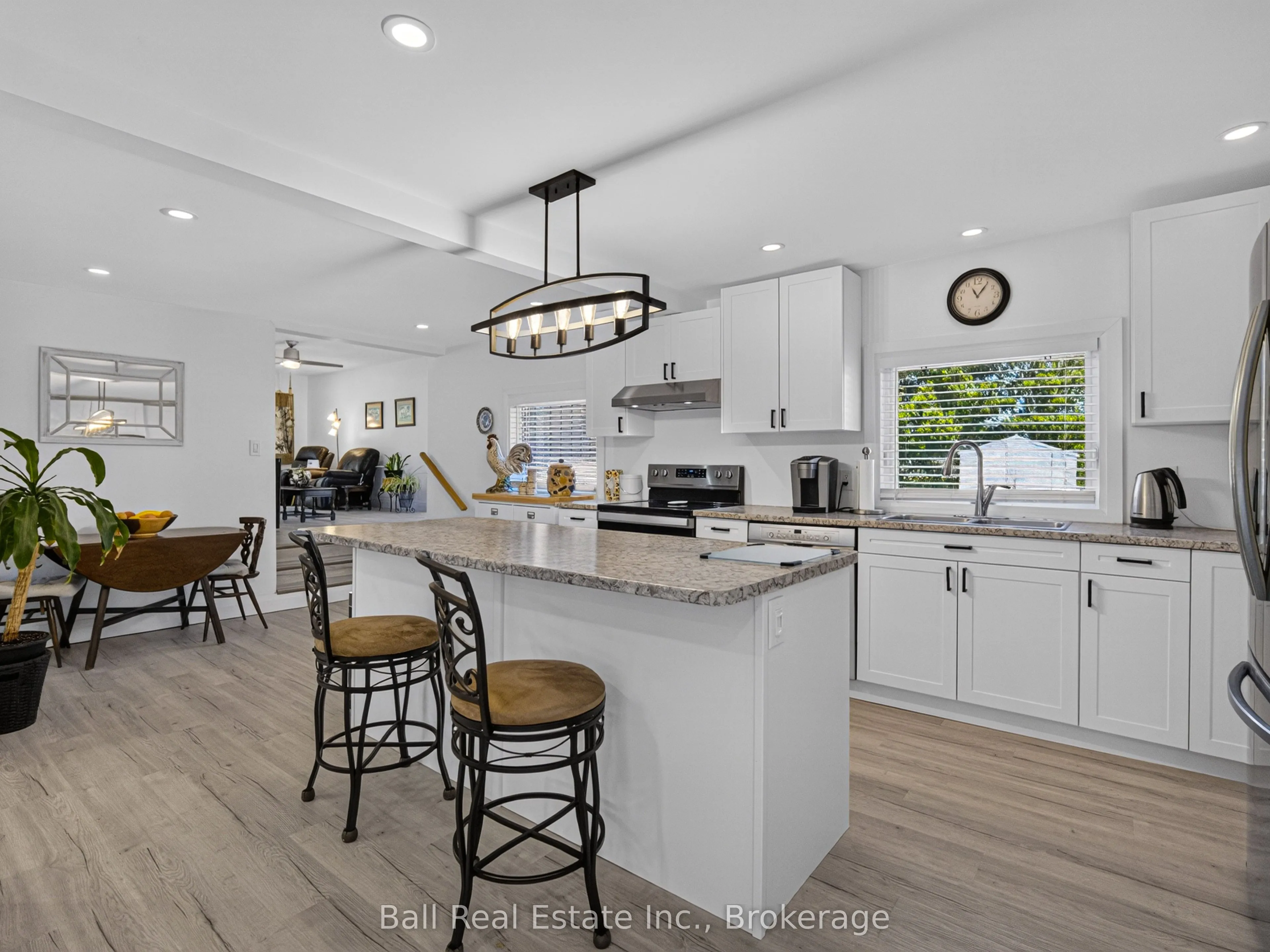 6 Ermatinger Street