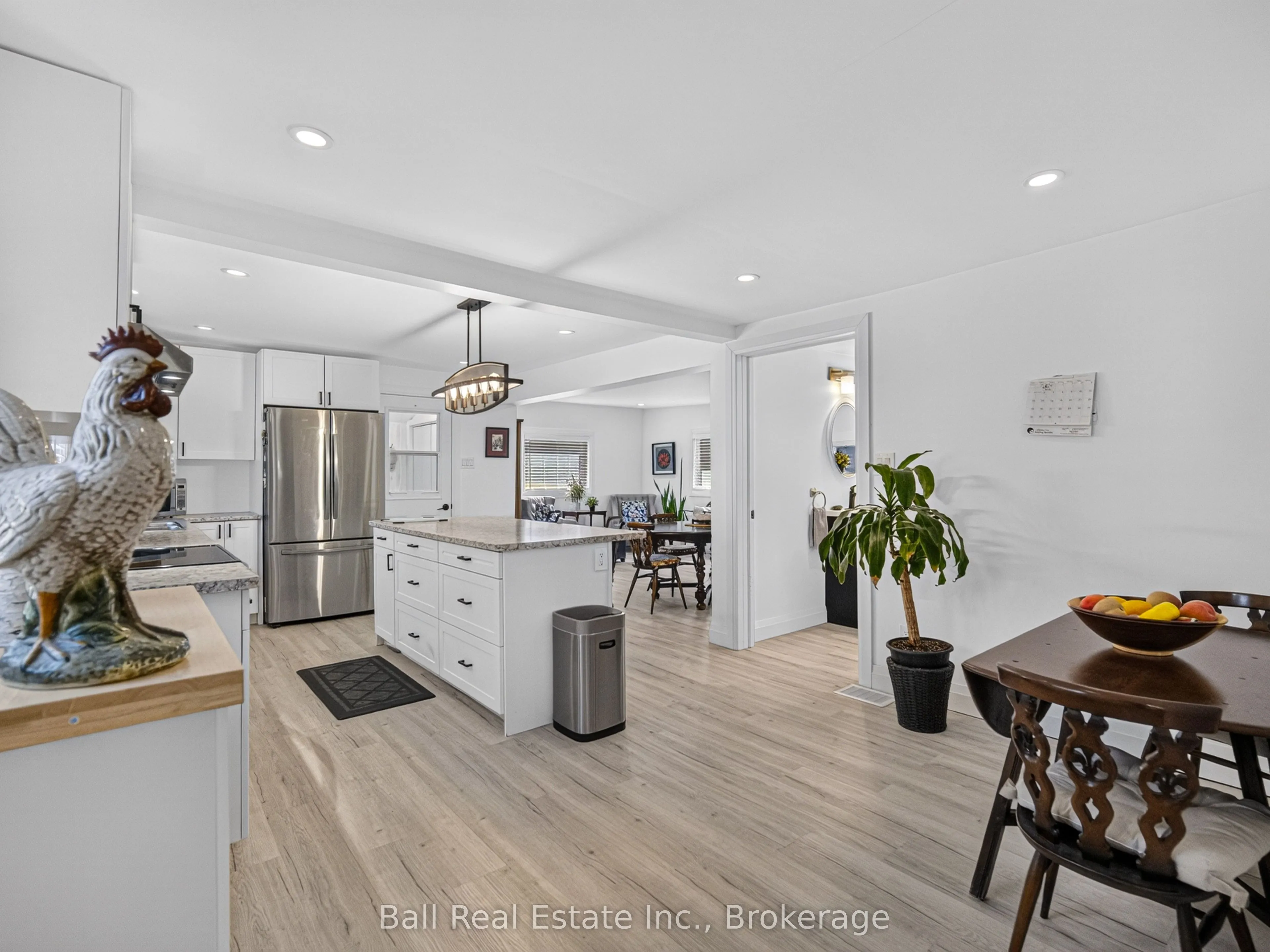 6 Ermatinger Street