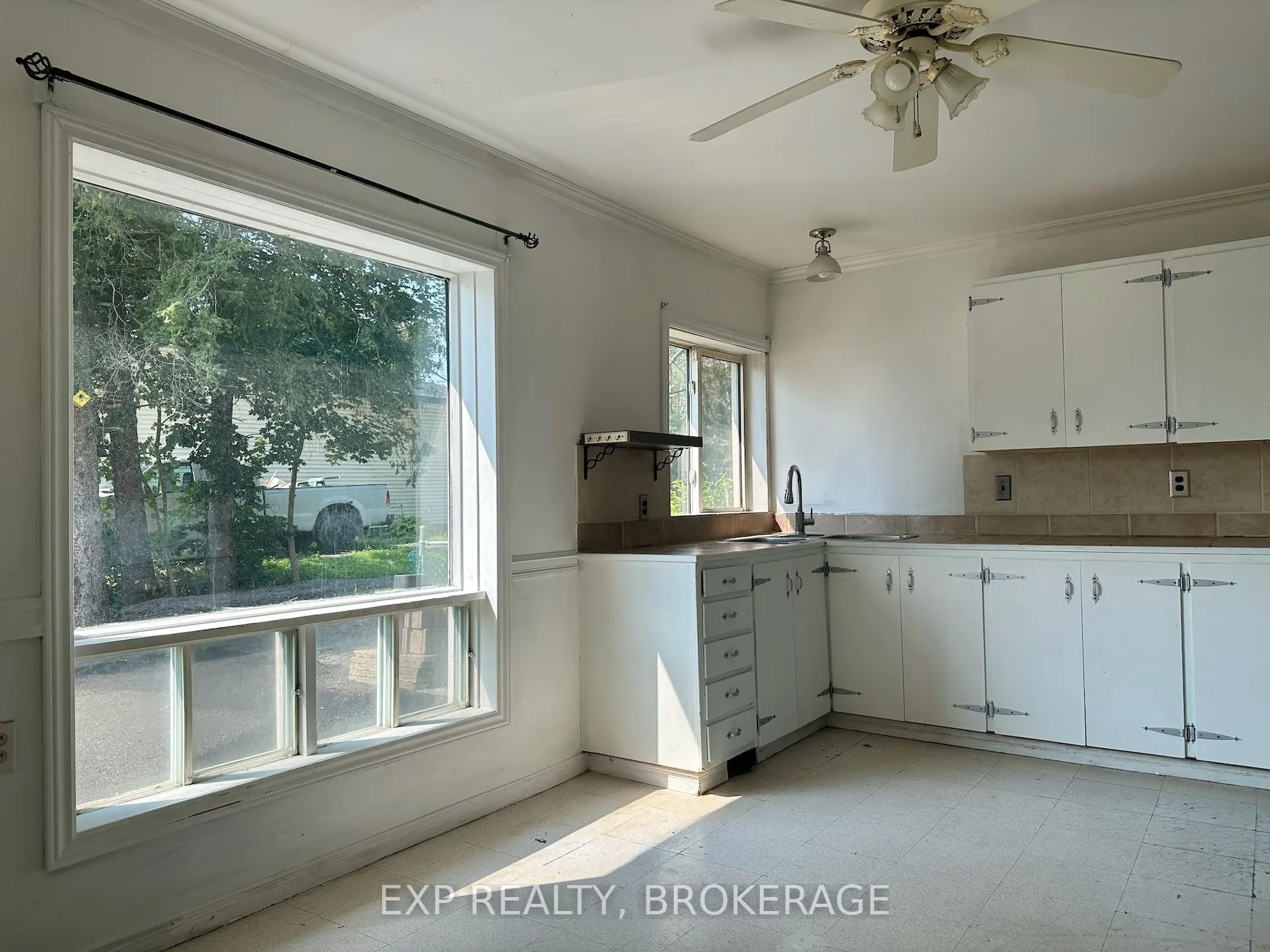 2295 SYDENHAM Road
